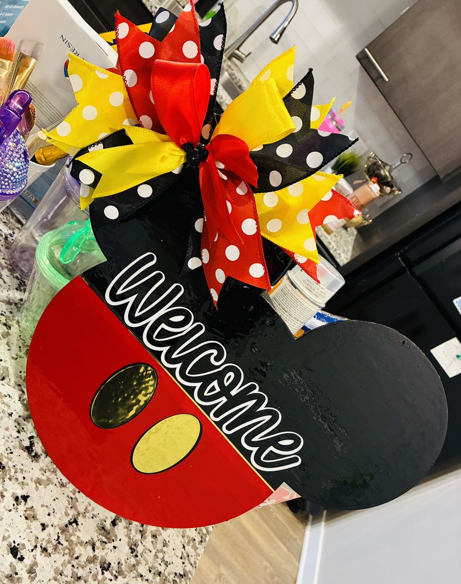 chesser_johanna's tweet image. Wood signs made by me!
#doordecor
#mickeymouse
#disney