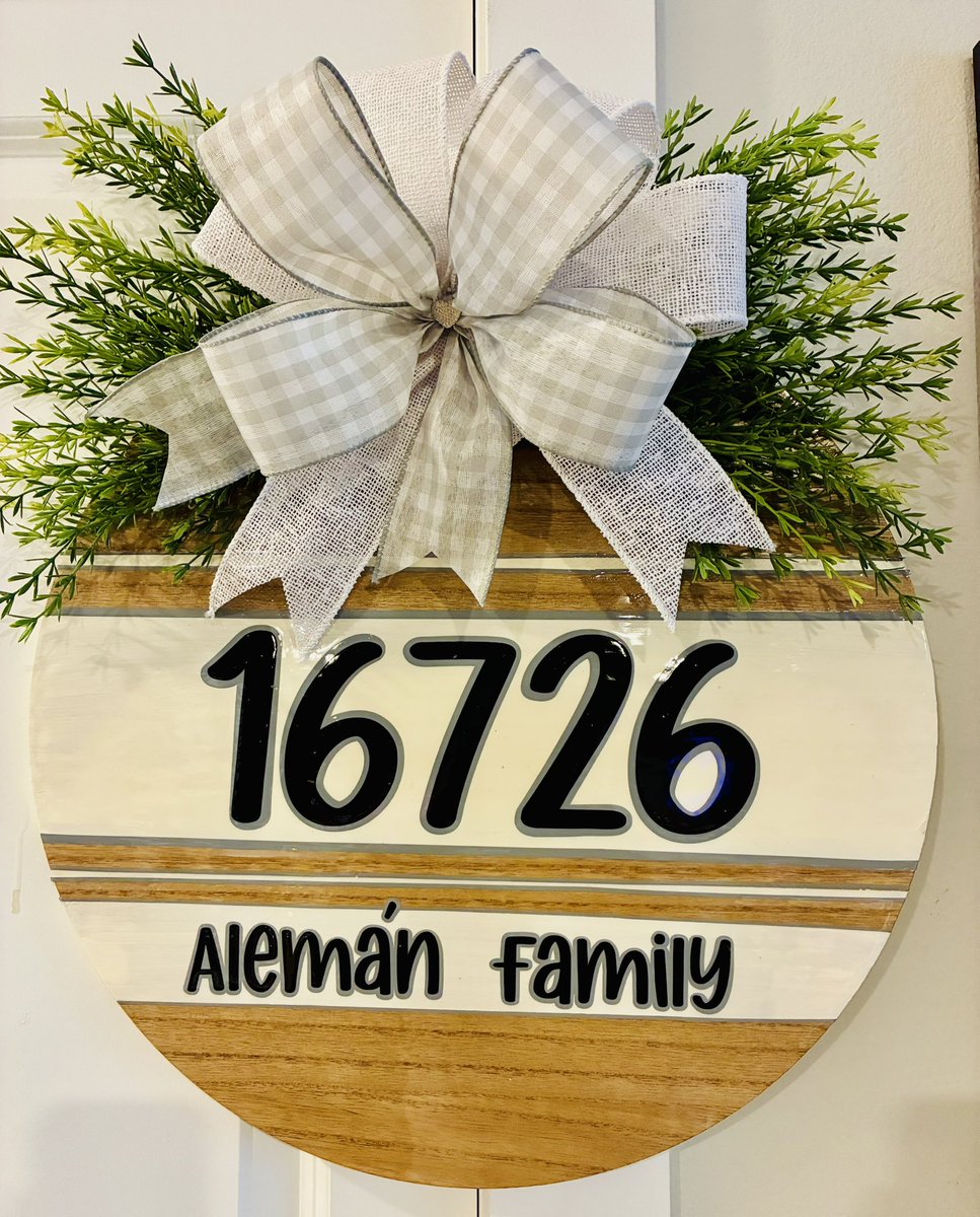 chesser_johanna's tweet image. Wood signs made by me!
#doordecor
#mickeymouse
#disney