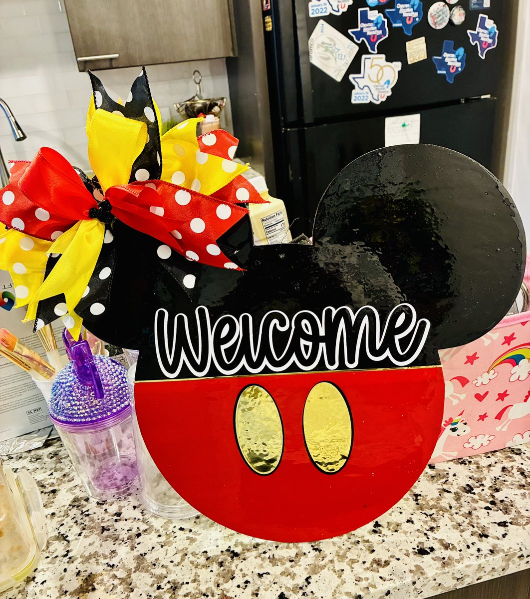 chesser_johanna's tweet image. Wood signs made by me!
#doordecor
#mickeymouse
#disney