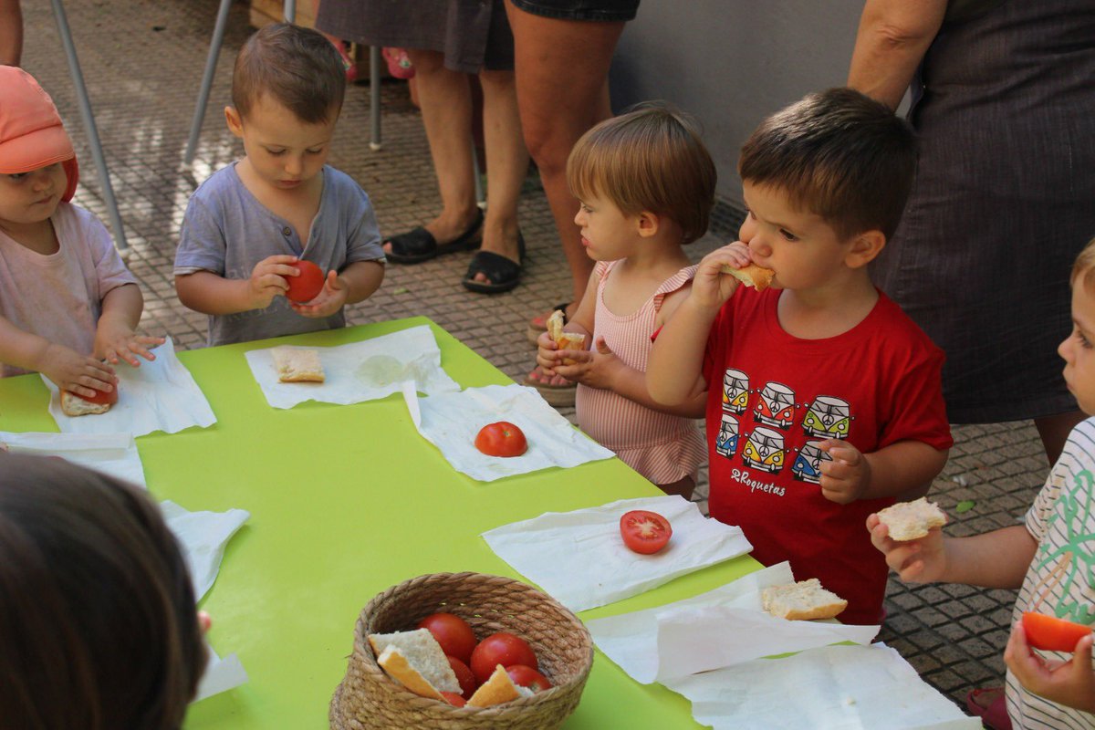 colsantpau's tweet image. LLAR | Avui a la Llar ens hem fet un esmorzar d’allò més bo, pa amb tomàquet! 🥖🍅👌
#JoSocdelSantPau #Llar