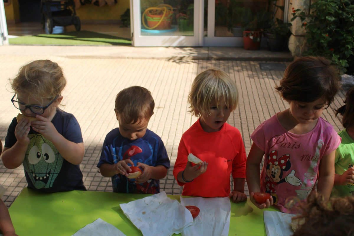 colsantpau's tweet image. LLAR | Avui a la Llar ens hem fet un esmorzar d’allò més bo, pa amb tomàquet! 🥖🍅👌
#JoSocdelSantPau #Llar