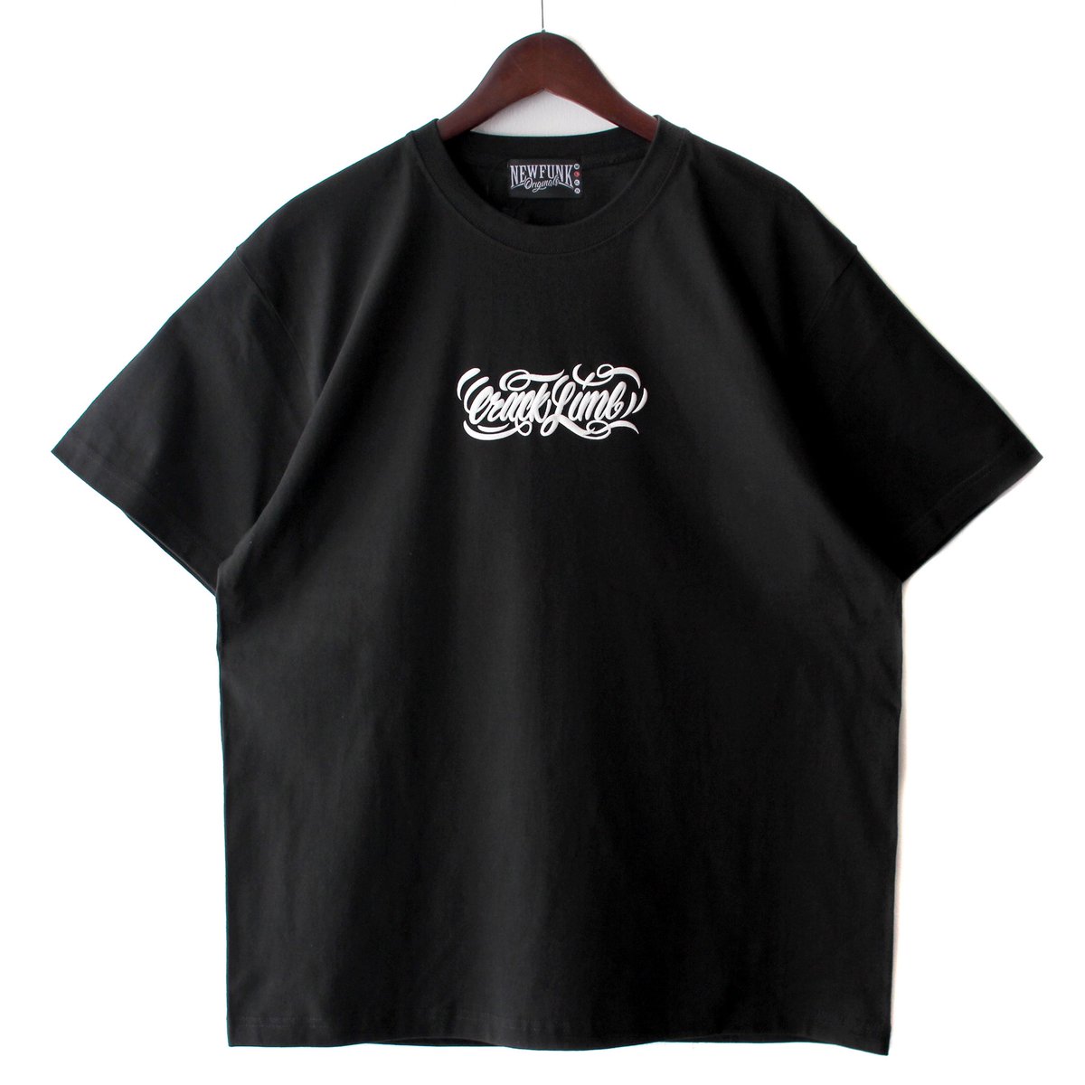CRACKLIMB's tweet image. 【NEWFUNK / MIRROR TEE】
NEWFUNK OriginalsのTシャツです。フロント書体にプックリと膨らむ特殊プリントを施しています。
▶︎ cracklimb.com/product/4170