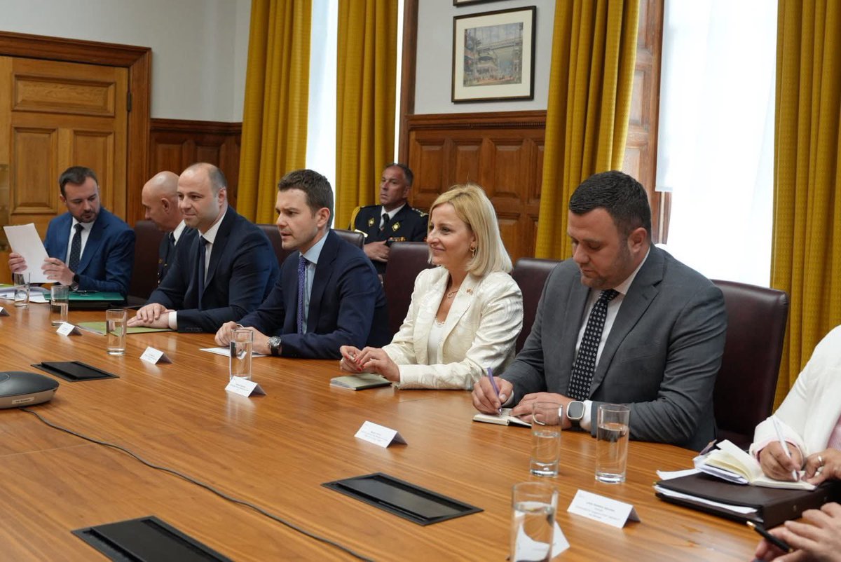 TimcoMucunski's tweet image. 🇲🇰🇬🇧 At the beginning of my official visit to London, I had a great meeting with UK Minister for Services, Small Business & Exports, @gareththomasMP.
🔹 Focus on trade, investment & infrastructure
🔹 Opportunities for health sector modernization
🔹 Commitment to strengthen…