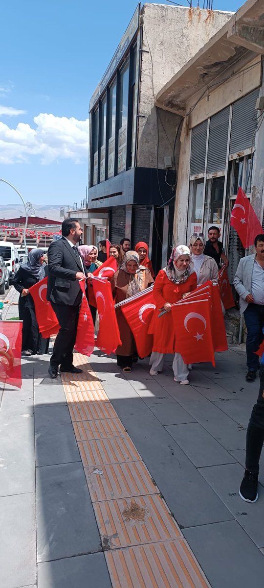 AK Kadın Van (@akkadinvann) on Twitter photo 📍BAŞKALE
Cumhurbaşkanımız Sayın Recep Tayyip Erdoğan’ın çağrısıyla;
İlçe Başkanımız <a href="/sercanbayer88/">Sercan Bayer</a>,İlçe Kadın Kolları Koordinatörümüz <a href="/nese_Senturk_36/">Neşe Şentürk 🇹🇷</a>,İlçe Kadın Kolları Başk <a href="/nazangltn297011/">Nazan Gülten</a>,Yönetim Kurulu Üyelerimiz ile; İlçemizin dört bir yanını Al Bayrağımızla donatıyoruz. 📍BAŞKALE
Cumhurbaşkanımız Sayın Recep Tayyip Erdoğan’ın çağrısıyla;
İlçe Başkanımız <a href="/sercanbayer88/">Sercan Bayer</a>,İlçe Kadın Kolları Koordinatörümüz <a href="/nese_Senturk_36/">Neşe Şentürk 🇹🇷</a>,İlçe Kadın Kolları Başk <a href="/nazangltn297011/">Nazan Gülten</a>,Yönetim Kurulu Üyelerimiz ile; İlçemizin dört bir yanını Al Bayrağımızla donatıyoruz.