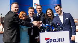 lucyhopes7's tweet image. Teď vyšel průzkum, že na Severní Moravě opravdu vítězí extremistické a populistické strany, pak teda ještě v Ústeckem, to víme.
Jsem rodačka ze Severní Moravy, nyní ve Středočeském kraji přes 12 let. Ale fakt se stydím ku.....va za ty lidi z mého rodiště, co ten odpad volí. Fakt…