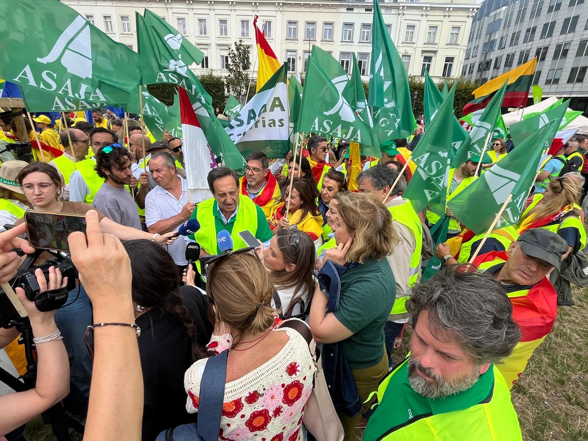 🥾 Las botas del campo pisan Bruselas. Agricultores de toda Europa, también de ASAJA Castilla-La Mancha, alzamos la voz:

🛑 No se puede hacer política agraria sin presupuesto específico 
🗣️ No sin diálogo.
👩‍🌾 No sin escuchar a quienes vivimos del campo.
#SinPACNoHayFuturo