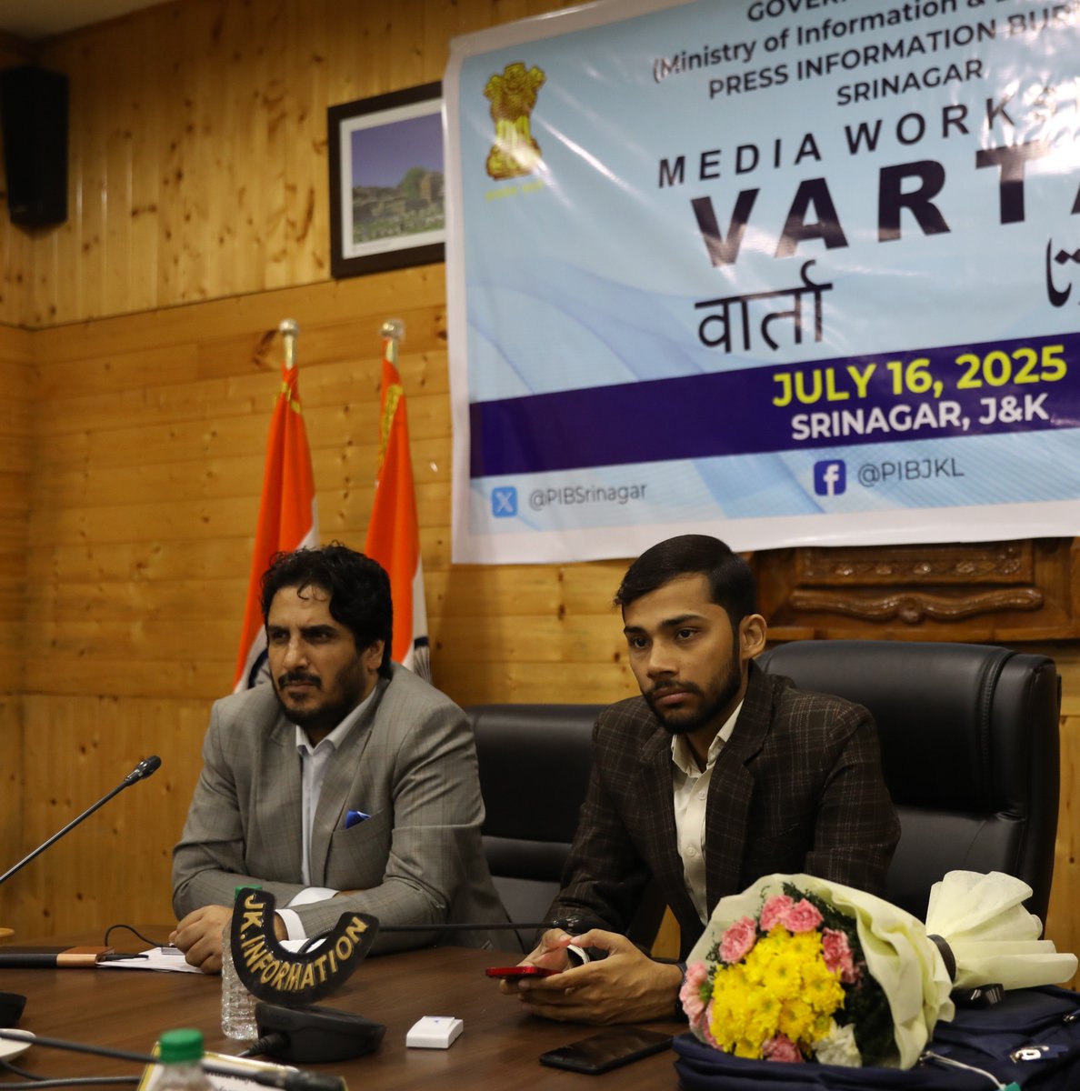 PIB in Jammu Kashmir & Ladakh (@pibsrinagar) on Twitter photo PIB Srinagar Organizes “Varta” to Strengthen Dialogue Between Media & Government 
The Press Information Bureau (PIB), Government of India, Srinagar, organized a media workshop titled “Varta”, aimed at fostering constructive engagement between the media & government institutions PIB Srinagar Organizes “Varta” to Strengthen Dialogue Between Media & Government 
The Press Information Bureau (PIB), Government of India, Srinagar, organized a media workshop titled “Varta”, aimed at fostering constructive engagement between the media & government institutions