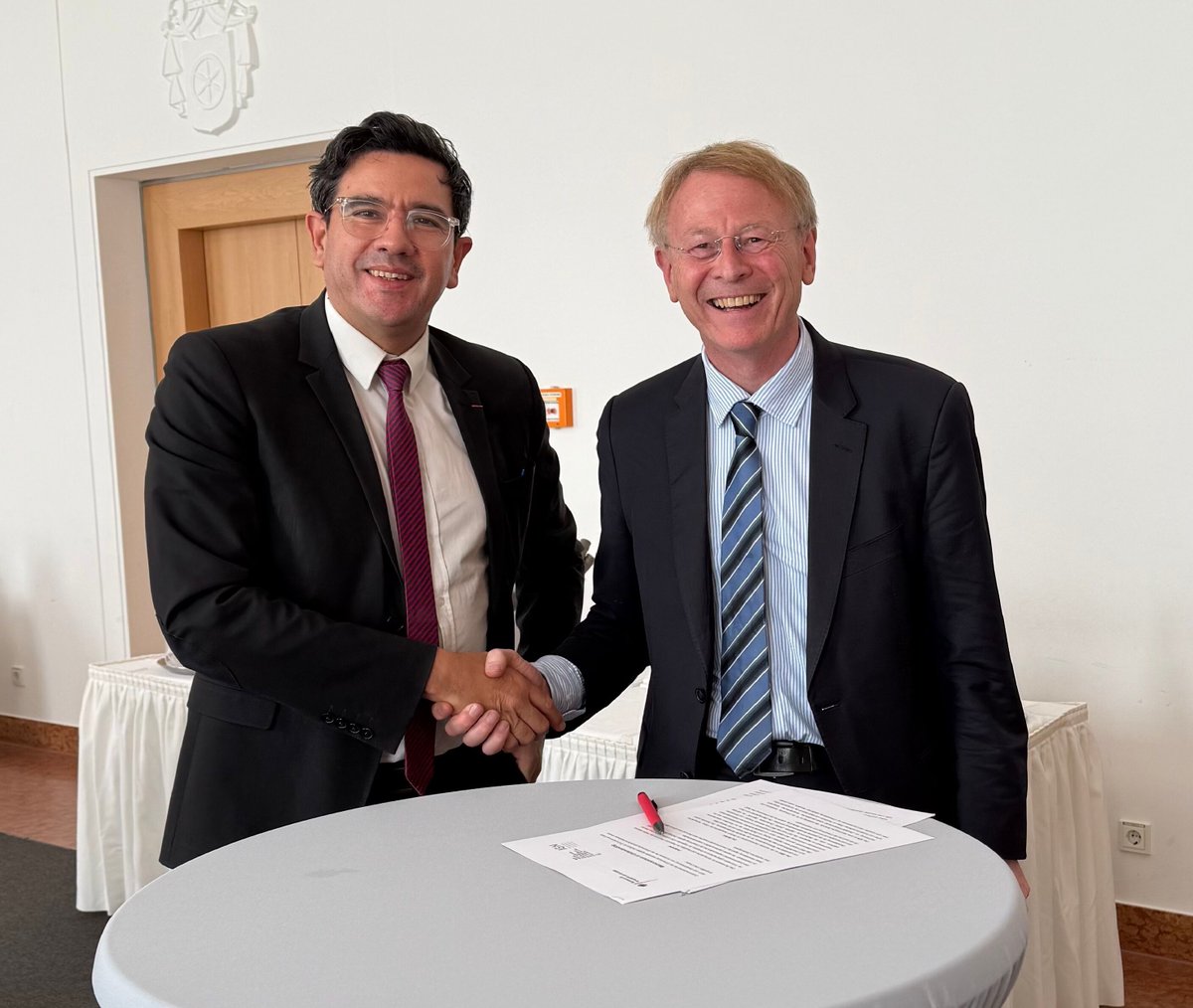 Bundesamt für Kartographie und Geodäsie (@bkg_bund) on Twitter photo 🇩🇪🤝🇫🇷 Deutschland & Frankreich starten eine Initiative zu Digitalen Zwillingen! Gemeinsam für bessere #Raumplanung, #Katastrophenschutz & #Umweltmanagement über Grenzen hinweg.
Mehr Infos 👉 bkg.bund.de/SharedDocs/Pre…
<a href="/IGNFrance/">IGN France</a> #DigitalerZwilling 🇩🇪🤝🇫🇷 Deutschland & Frankreich starten eine Initiative zu Digitalen Zwillingen! Gemeinsam für bessere #Raumplanung, #Katastrophenschutz & #Umweltmanagement über Grenzen hinweg.
Mehr Infos 👉 bkg.bund.de/SharedDocs/Pre…
<a href="/IGNFrance/">IGN France</a> #DigitalerZwilling