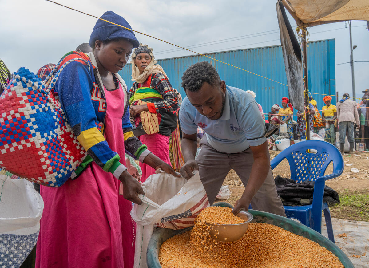 WFPDRC's tweet image. Malgré les défis de 2025, le @WFP a assisté 1,1M de personnes en #RDC en juin, dont près de 1M dans l’est en crise.
🚨 270M $ sont nécessaires pour poursuivre l’assistance alimentaire
✈️ 12,5M $ en plus pour @WFP_UNHAS
Sans financement, des millions risquent d’être oubliés.