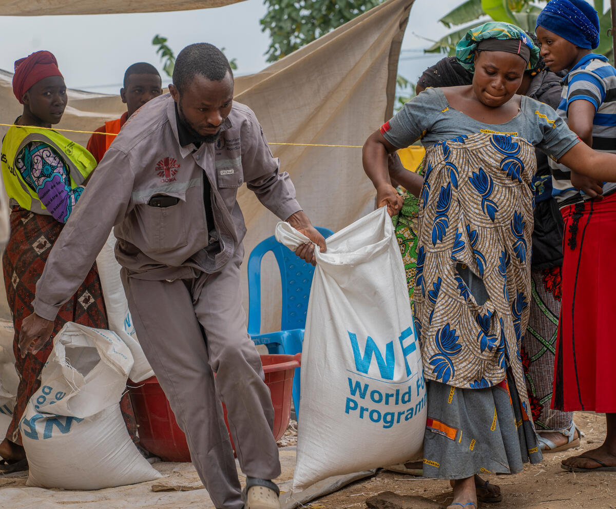 WFPDRC's tweet image. Malgré les défis de 2025, le @WFP a assisté 1,1M de personnes en #RDC en juin, dont près de 1M dans l’est en crise.
🚨 270M $ sont nécessaires pour poursuivre l’assistance alimentaire
✈️ 12,5M $ en plus pour @WFP_UNHAS
Sans financement, des millions risquent d’être oubliés.