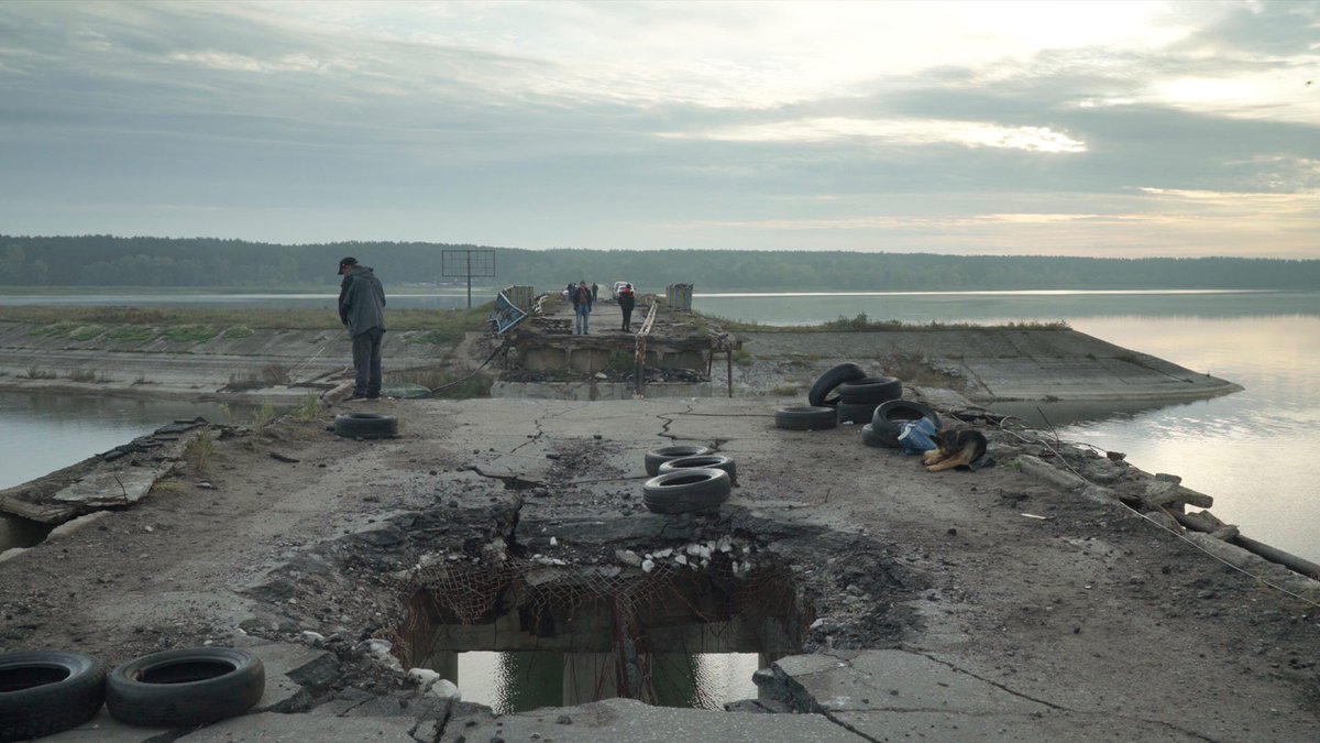 cultve's tweet photo. #Cinemoving 2025
Campo San Polo
DOMENICA 10 AGOSTO, ORE 21.00
Intercepted (Canada/Ucraina, 2024, 95’, https://t.co/fOtoDna2Sq.) documentario, di Oksana Karpovych
Cosa spinge le persone che arrivano nel tuo paese a combattere una guerra? Il documentario cerca di trovare una risposta presentando due mondi paralleli. Le immagini di distruzione mostrano le condizioni di villaggi, città, abitazioni e autostrade in Ucraina dopo la liberazione dall’occupazione russa; ma l’obiettivo si sofferma anche sui paesaggi che tornano a vivere. Una scelta che vuole infondere speranza e contrastare la normalizzazione dell’orrore operata dai media. Film candidato al Premio LUX 2025.
https://t.co/OzDa4QhkYN
@comunevenezia @veneziaunica @CMVenezia