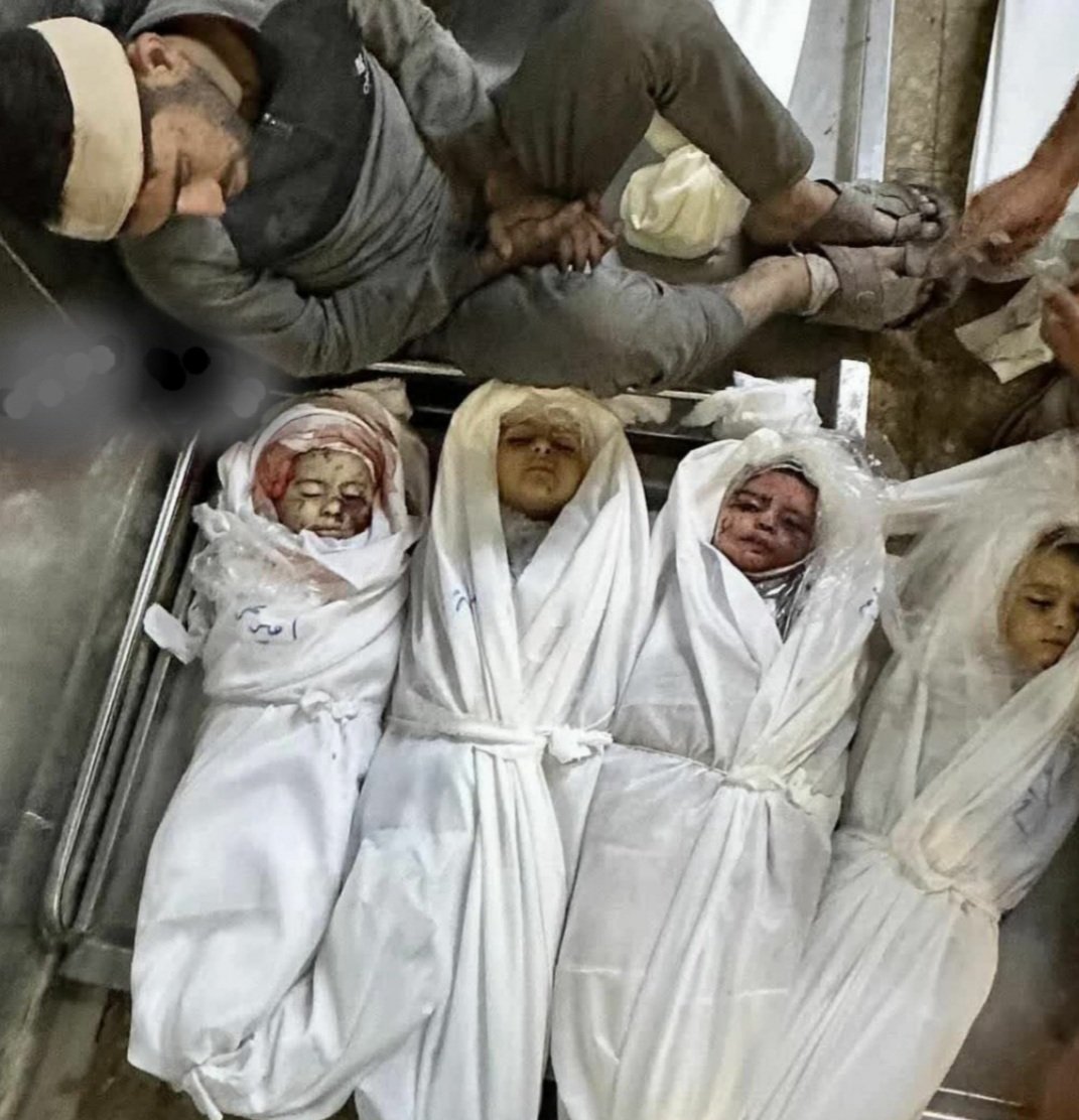 Bonyanon_Marsus's tweet image. 💔 کاش این صحنه را پدر نمی دید .
گل پسرهایش که پرپر شدند :
امیر ، راتب ، کریم ، اسامه
#غزه
#غزة_تحت_القصف
#غزة_تستغيث