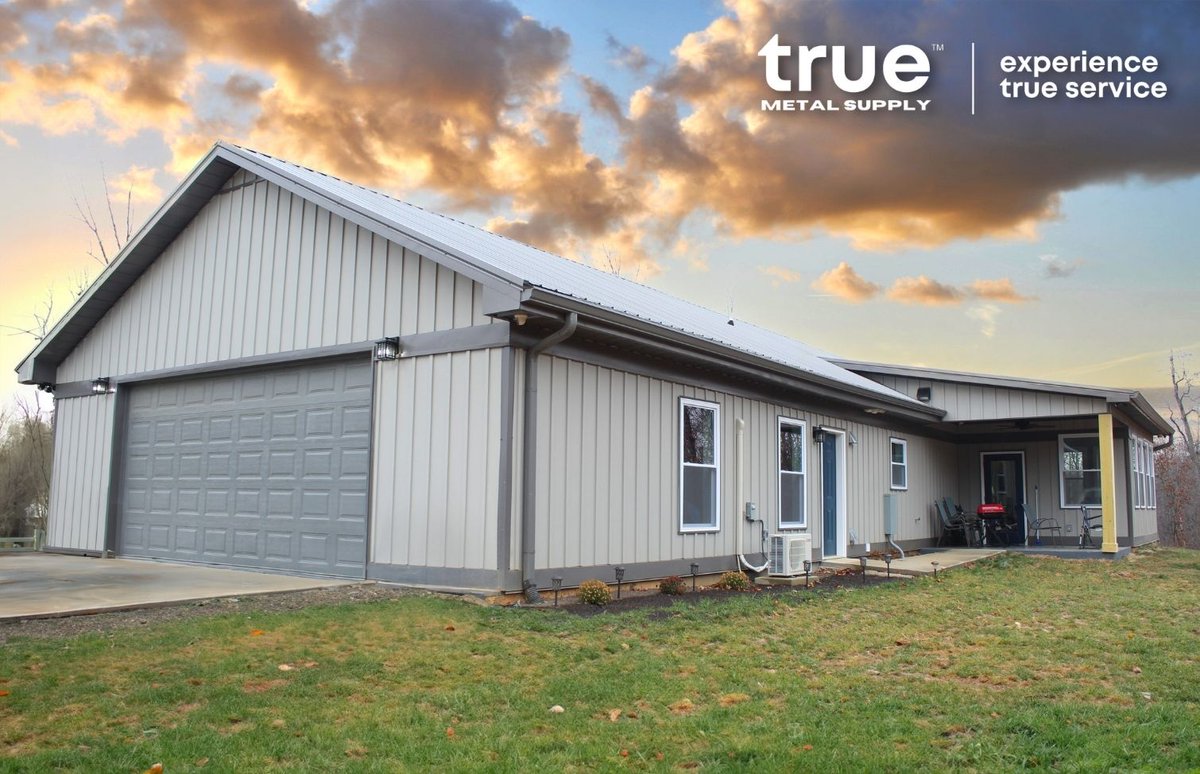 truemetalsupply's tweet image. Throwback to this gorgeous barndo with a unique picturing framing trim that adds intrigue to this classic barndominium with Textured Ash Board & Batten Steel Siding. This project was paired with a tried and True Charcoal Tuff-Rib metal roof, as well. 🏡✨
If you're looking for…