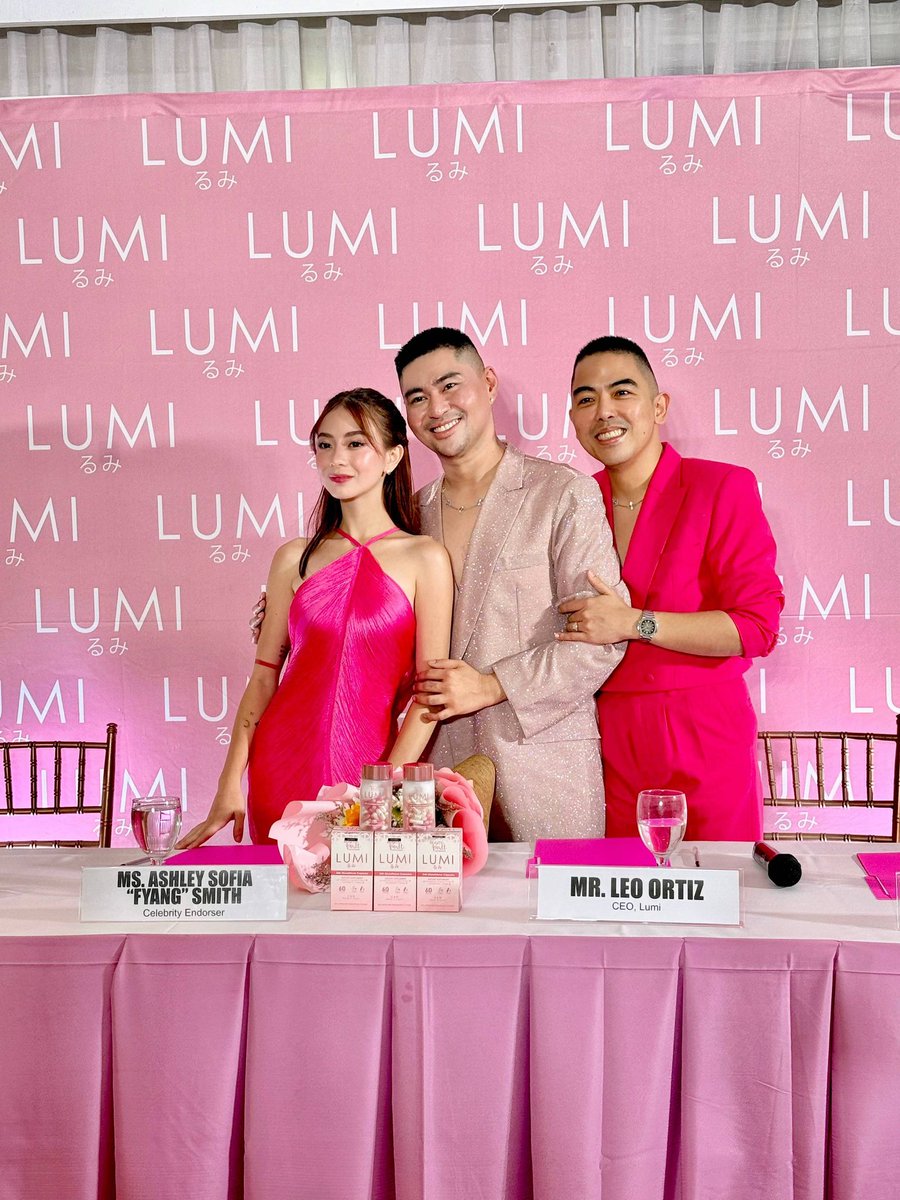Alikmbgs's tweet photo. Fyang is now part of Lumi. Congrats, love @imsofiasmith Deserve na deserve mo yan. More blessings to come. 🤍✨

#FyangSmith | #Lumi https://t.co/geYaiTUDof