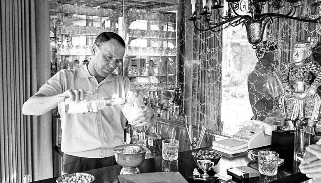 Sinatra relaxing at his Palm Springs compound in 1965. 

📷 by John Dominis