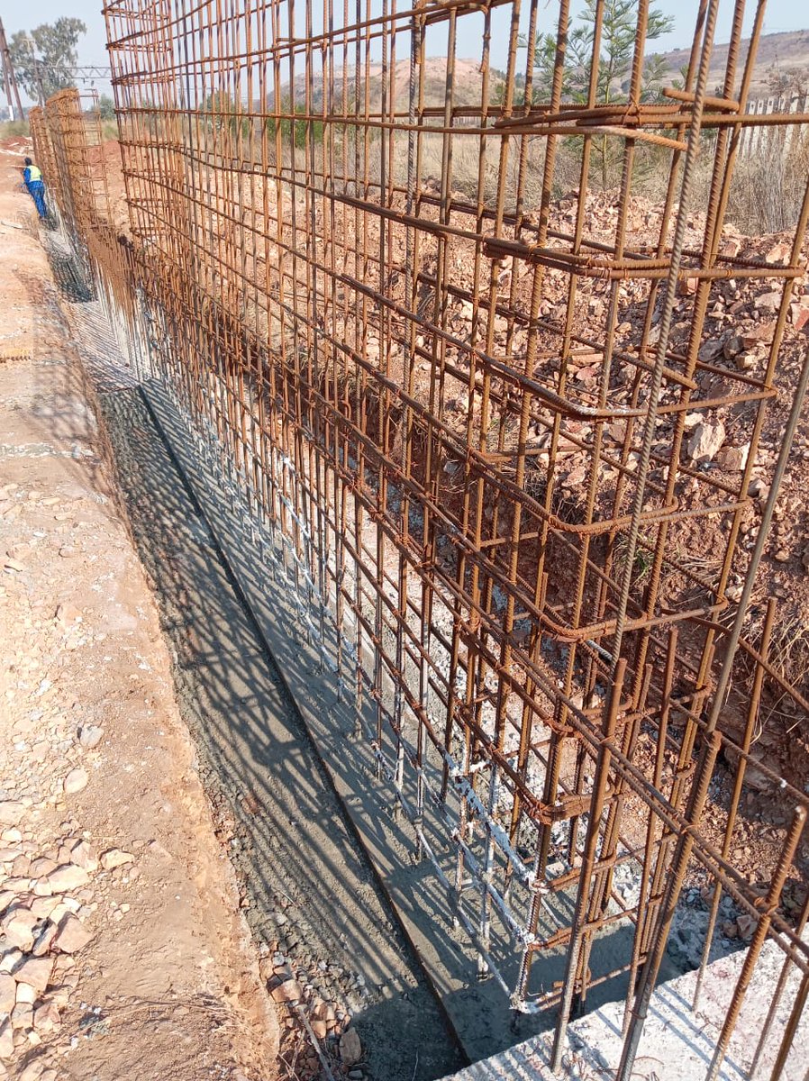 JDA_joburg's tweet image. 📍 Ennerdale Landfill | Site Establishment Update
Work is progressing at the Ennerdale Landfill site, where the @JDA_Joburg, on behalf of Pikitup, has commenced with the construction of a reinforced concrete boundary wall. 🚧🧱
This boundary wall will play a crucial role in:…