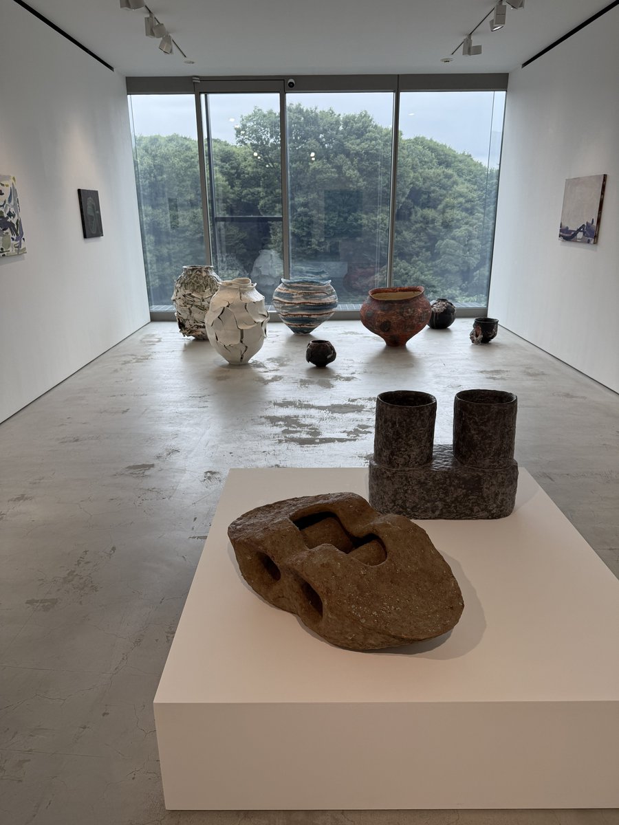 guemuin's tweet image. 原宿のBLUMでグループ展「Surface and Signal」を鑑賞
絵画と焼き物の空間が、背後の神宮の森と相まって幻想的な雰囲気を醸し出している。
このギャラリーは近いうちに無くなると聞いた。残念すぎる…。