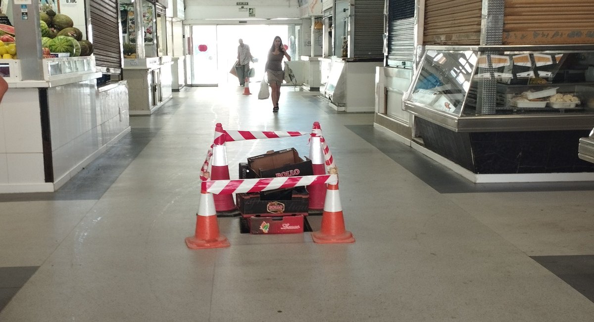 Una chapuza de arreglo con graves consecuencias. Comerciante del mercado se les hunde sus piernas tras pisar una tapa supuestamente arreglada desde que cambiaron el suelo. Ha tenido que ser traslada al hospital.