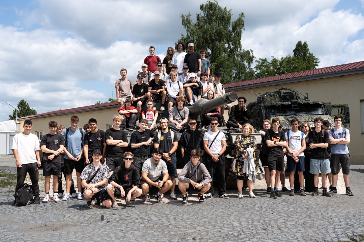 jagello2000's tweet image. Vlézt si do Leopardu, to nezažil každý. Někteří studenti ze Sigmundovy střední školy strojírenské Lutín však ano. Kromě tanku si mohli díky exkurzi u 73. tankového praporu prohlédnout také další pozemní techniku, zbraně a výstroj. A taky dostali odpovědi na všechny své zvídavé…