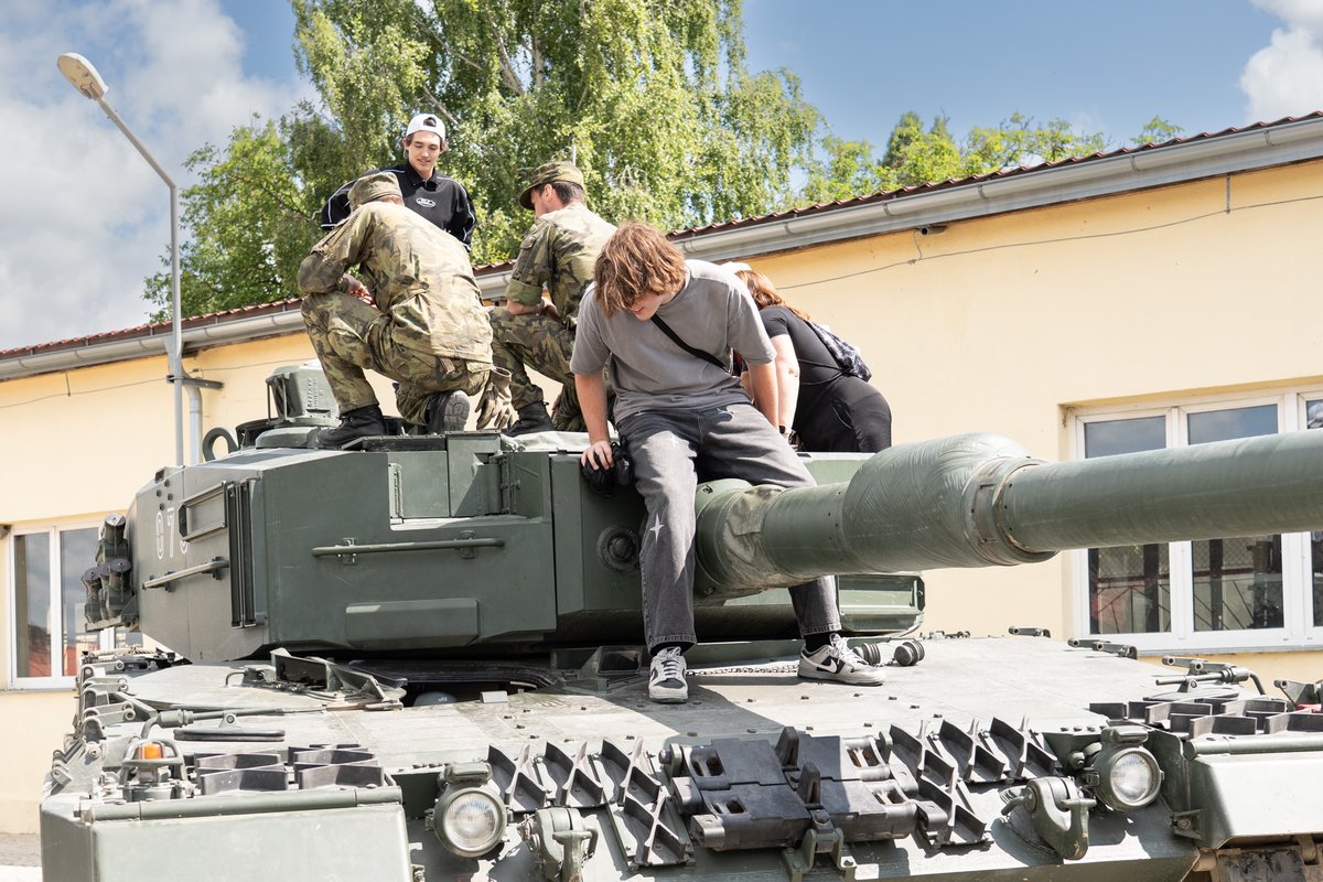 jagello2000's tweet image. Vlézt si do Leopardu, to nezažil každý. Někteří studenti ze Sigmundovy střední školy strojírenské Lutín však ano. Kromě tanku si mohli díky exkurzi u 73. tankového praporu prohlédnout také další pozemní techniku, zbraně a výstroj. A taky dostali odpovědi na všechny své zvídavé…