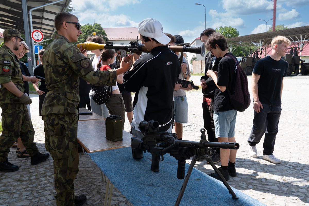 jagello2000's tweet image. Vlézt si do Leopardu, to nezažil každý. Někteří studenti ze Sigmundovy střední školy strojírenské Lutín však ano. Kromě tanku si mohli díky exkurzi u 73. tankového praporu prohlédnout také další pozemní techniku, zbraně a výstroj. A taky dostali odpovědi na všechny své zvídavé…