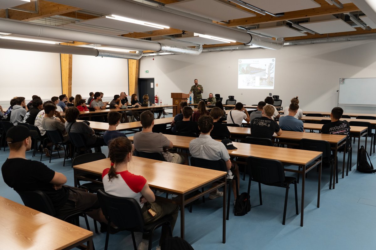 jagello2000's tweet image. Vlézt si do Leopardu, to nezažil každý. Někteří studenti ze Sigmundovy střední školy strojírenské Lutín však ano. Kromě tanku si mohli díky exkurzi u 73. tankového praporu prohlédnout také další pozemní techniku, zbraně a výstroj. A taky dostali odpovědi na všechny své zvídavé…