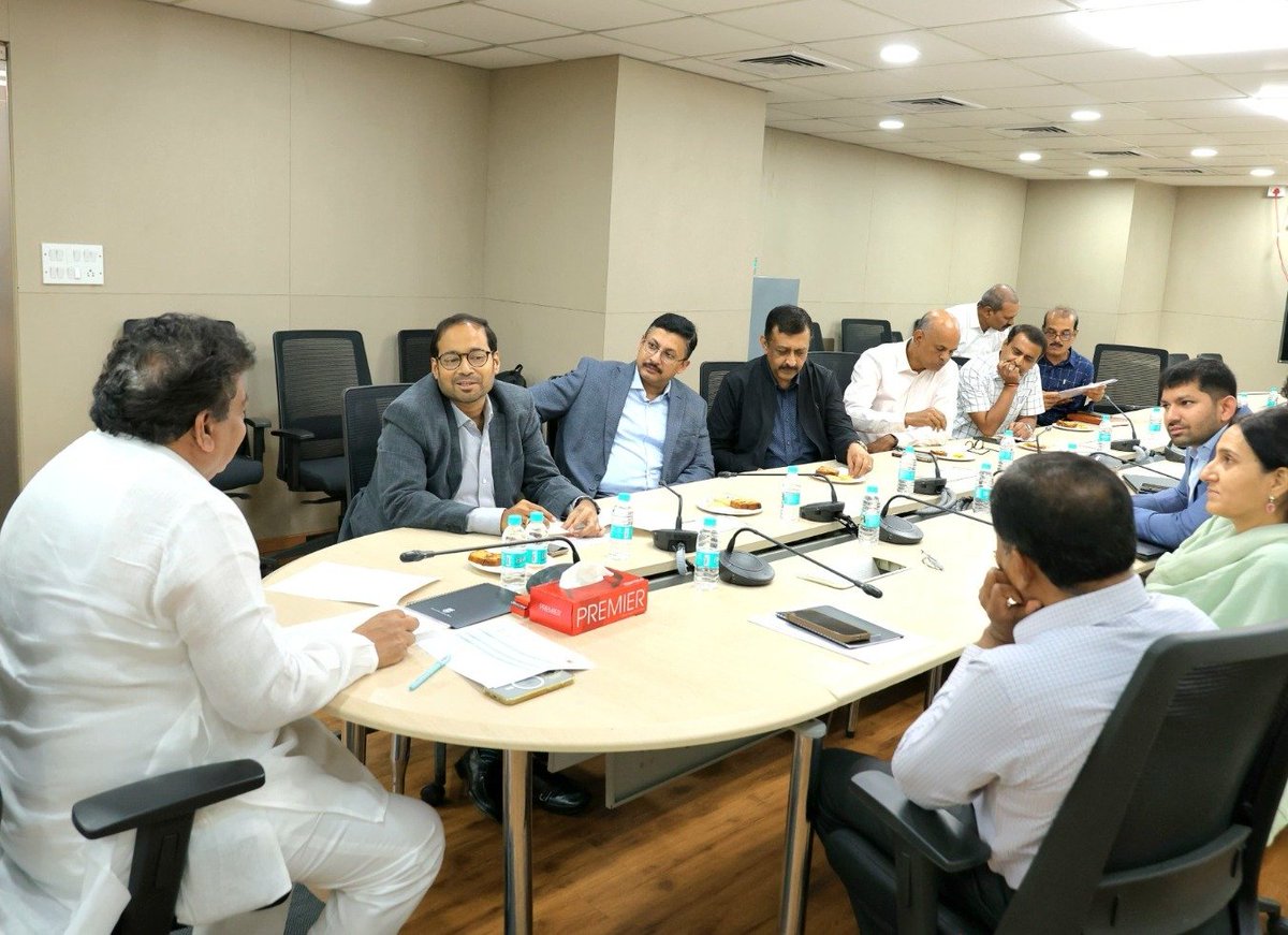M B Patil (@mbpatil) on Twitter photo Discussions with Hindalco on future plans
Had a productive discussion today with Mr. Vivek Valson, Chairman, and Mr. Saurabh Khedekar, CEO of #Hindalco (#AdityaBirlaGroup) at Khanija Bhavan, Bengaluru. I highlighted Karnataka’s investor-friendly policies and the immense Discussions with Hindalco on future plans
Had a productive discussion today with Mr. Vivek Valson, Chairman, and Mr. Saurabh Khedekar, CEO of #Hindalco (#AdityaBirlaGroup) at Khanija Bhavan, Bengaluru. I highlighted Karnataka’s investor-friendly policies and the immense