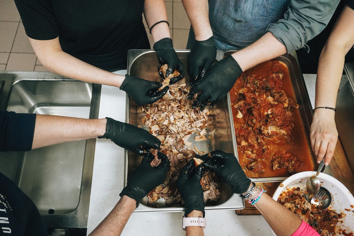 👨🍳 Real teamwork, real food.
Each jar of pulled pork 🐖 is shredded by hand — slow-cooked in tomato sauce 🍅 and crafted with care.
This isn’t fast food. It’s good food, from our farm to your fork.

#ApesGourmet #PulledPork #FarmToJar #MadeByApes