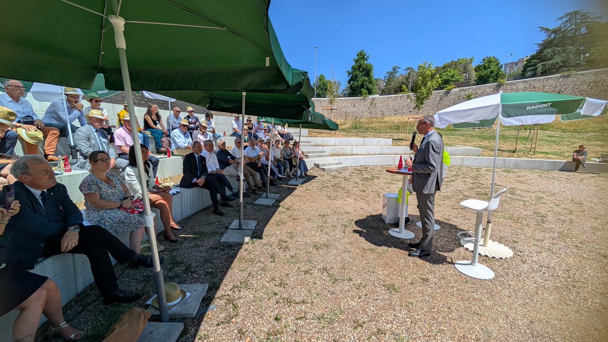 Prefecture42's tweet photo. 📸 Alexandre Rochatte, préfet de la #Loire, salue l'initiative de #Badoit d'avoir ouvert les portes de son usine emblématique à Saint-Galmier. Cet événement fut une précieuse opportunité de valoriser un site industriel majeur de notre département.
🔊 En présence de Franck Maillot, Directeur de l'usine @BadoitFR, Cathy Le Hec, directrice des Sources d'Eaux Minérales Naturelles de Danone, et François BANON, secrétaire général et directeur de la communication Groupe de @Danone, cette ouverture a permis de découvrir les coulisses fascinantes de la fabrication d'une eau minérale naturelle, de sa source à sa mise en bouteille.
Cette démarche a également mis en lumière l'engagement fort de Badoit en faveur de la préservation de la ressource en eau, un enjeu environnemental crucial pour l'avenir de notre territoire.
L'événement, qui a réuni les élus de Forez-Est, le Syndicat Intercommunal du Val d'Anzieux Plancieux (SIVAP), Syprofor, ainsi que les parties prenantes de la convention assurant la sécurisation de cette ressource et le dynamisme économique de Badoit, souligne le rayonnement exceptionnel de la #Loire.