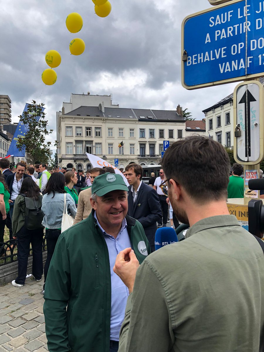 FNSEA's tweet photo. 🚨 La #FNSEA présente à la mobilisation des communautés agricoles européennes, avec @COPACOGECA à Bruxelles. 🚜🇪🇺
✊ Le futur de la #PAC doit impérativement intégrer : 
   - un budget dédié et accru pour soutenir les agriculteurs et de garantir la sécurité alimentaire
   - un refus de la renationalisation de la politique agricole, véritable pilier fondateur de l’europe
   - le maintien de l’architecture de la #PAC sur les 2 pilliers.
-
✍ Il est encore temps de manifester votre soutien en signant la pétition :
🔗 https://t.co/ifGL4QPHIL