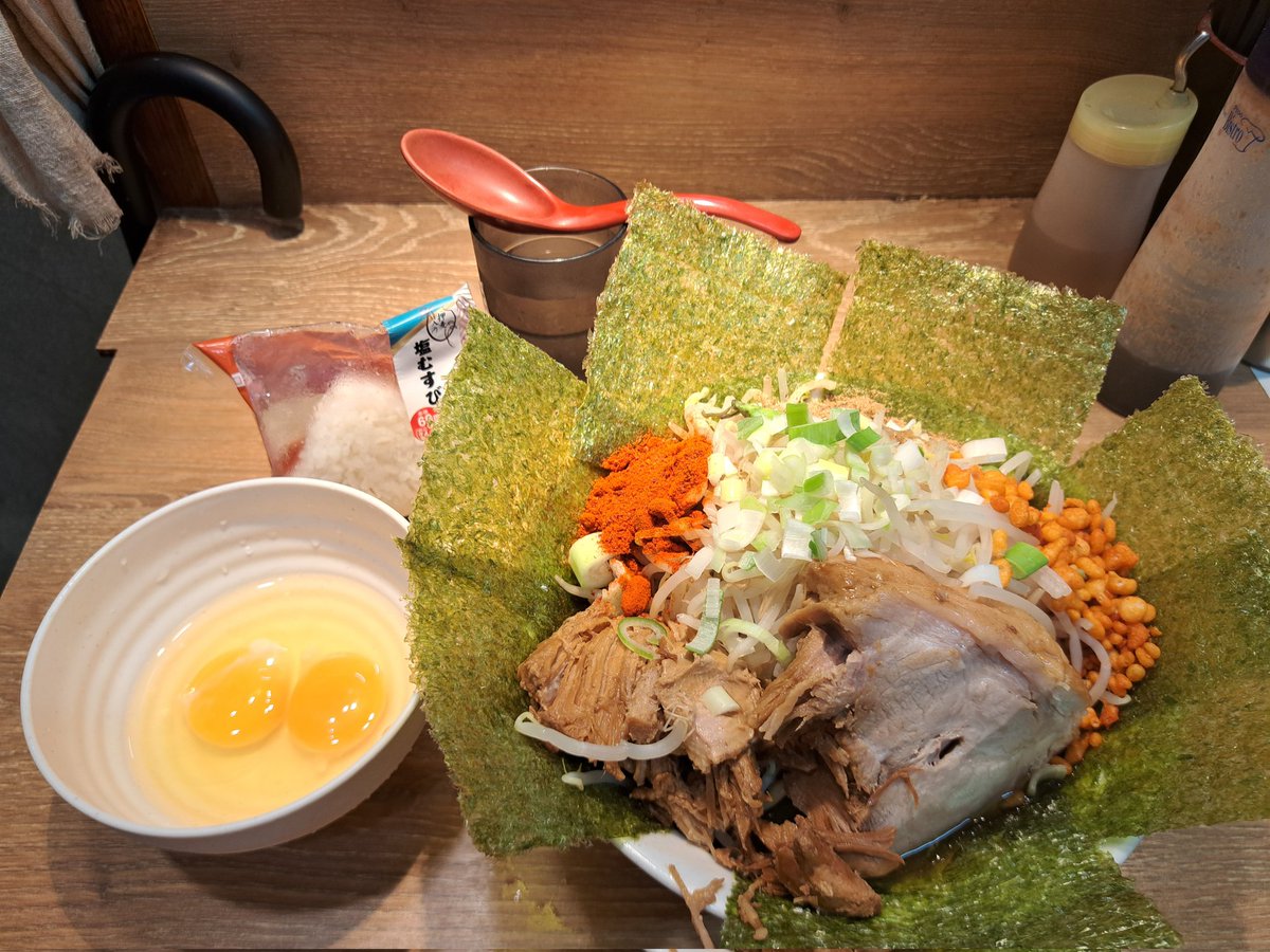 MAMO_CHANNEL666's tweet image. 今日の夕飯は
自家製麺🐷💥浜一さんへ
限定~葱塩🌟ロック
🍜250g汁なし TP色々🎵
コールは⇒野菜/魚粉
からあげ/カラカラ/マヨ
葱塩ラーメンかなり好み😆
ネギと色々な味が楽しめて
丼の中🍜何もかも旨すぎ✨
デカ🐷ブタを生卵にダイブ😁
🥚すき焼き風もヤミツキ😋💘
🍜超絶大満足でした(*^^*)👍