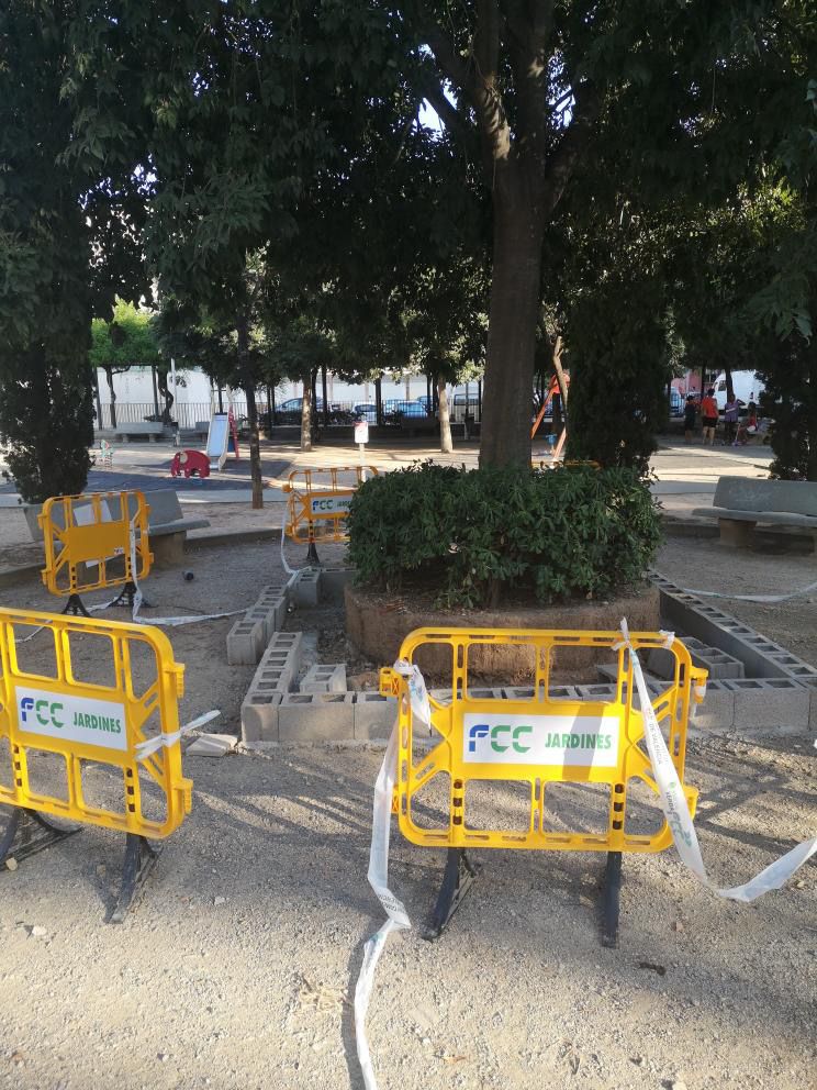 Lluïsa Notario (@luisanotario) on Twitter photo Hola 👋 <a href="/MncGCS/">Mónica Gil</a>, al carrer Gregorio Gea porta la construcció 🚧 d'esta jardinera paralitzada més de tres setmanes
Està al costat d'un parc infantil 👶i és perillós.
🤔¿Quan tens previst que finalitze? El veïnat ens demana informació davant la inacció Hola 👋 <a href="/MncGCS/">Mónica Gil</a>, al carrer Gregorio Gea porta la construcció 🚧 d'esta jardinera paralitzada més de tres setmanes
Està al costat d'un parc infantil 👶i és perillós.
🤔¿Quan tens previst que finalitze? El veïnat ens demana informació davant la inacció