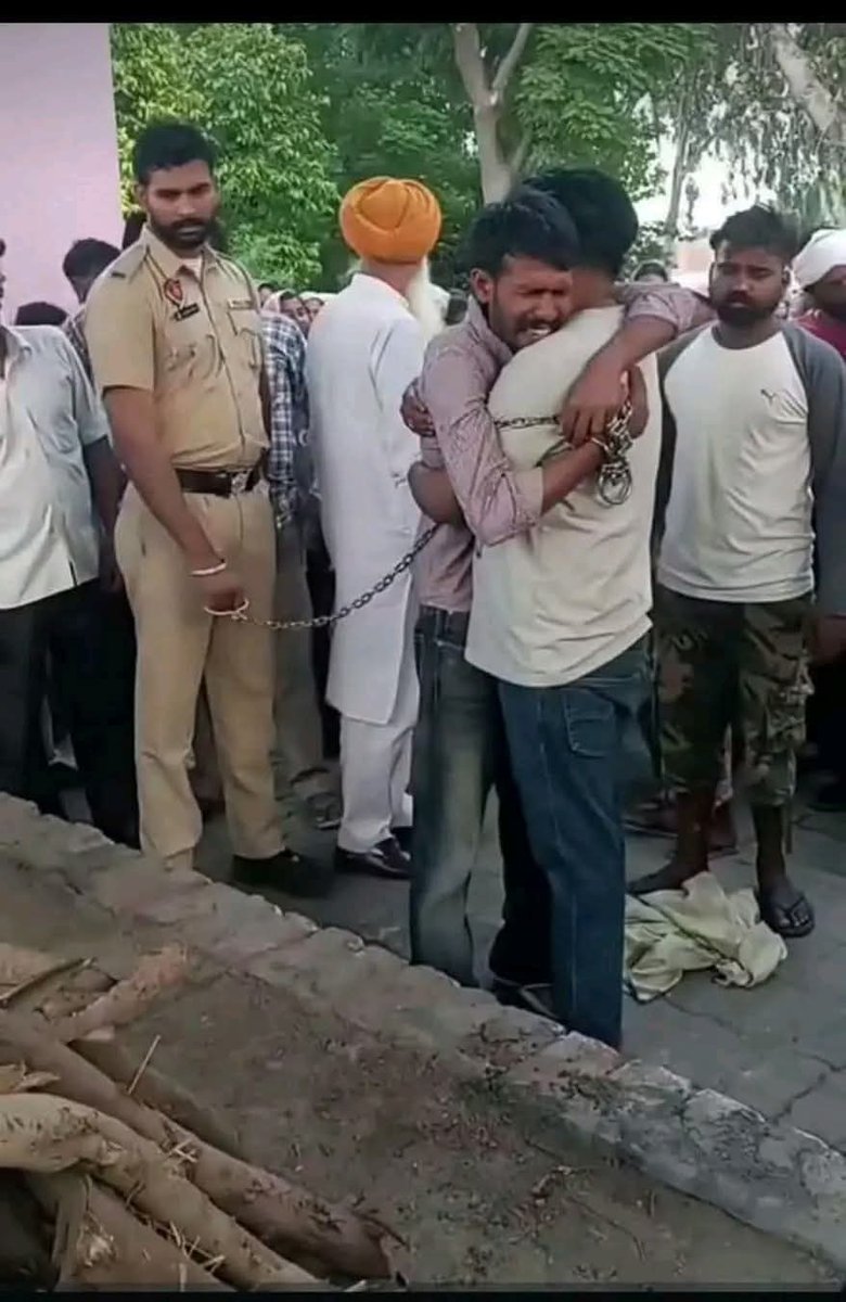 #अपराध का रास्ता आखिरकार सिर्फ पछतावा ही लाता है। ऐसा ही एक दृश्य उस समय देखने को मिला जब पिता के अंतिम संस्कार के लिए जेल में बंद बड़े बेटे को पुलिस सुरक्षा में श्मशानघाट लाया गया। छोटे भाई ने जैसे ही बड़े भाई को देखा, दोनों एक-दूसरे से लिपटकर फूट-फूट कर रो पड़े।

पुलिस की