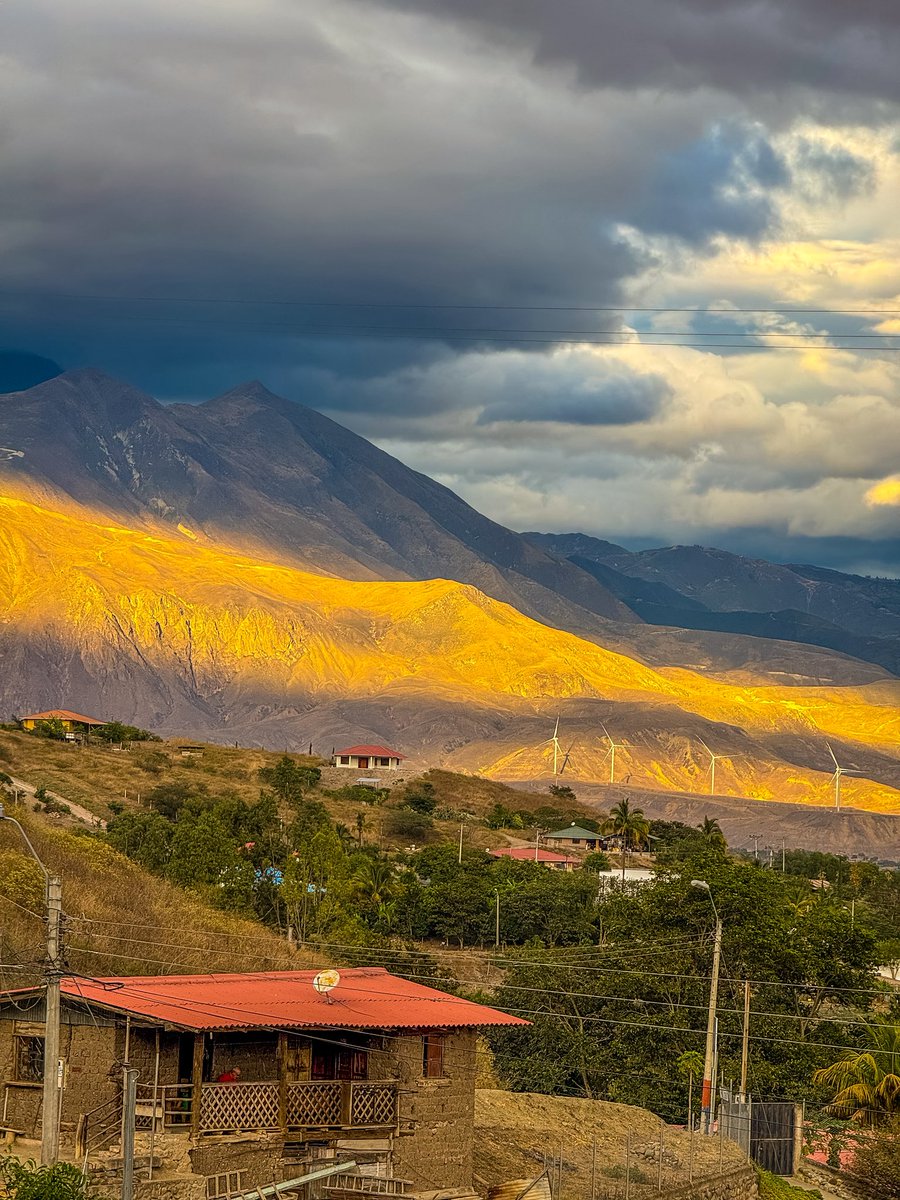 Julio 12, 2025, 

Amanecer en Sulupali Grande. En el cantón Santa Isabel 
En primer plano, una vivienda tradicional; al fondo, el sector Las Orquídeas, el parque eólico y la cordillera que marca el horizonte.

#SulupaliGrande #Yunguilla #AmanecerAndino #Azuay