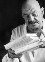 «…el poeta es aquel que dice más de lo que dice (significantes y significados); que las palabras cautivan antes de que captemos su sentido».

#JoséHierro 
de Agenda
Ediciones Prensa de la Ciudad (Col. Poesía), (1991)

#PoesíaSobreHojasDeHierba 
<a href="/ElOjoCriticoRNE/">El Ojo Crítico (RNE)</a> en 📻<a href="/rne/">Radio Nacional</a> !!