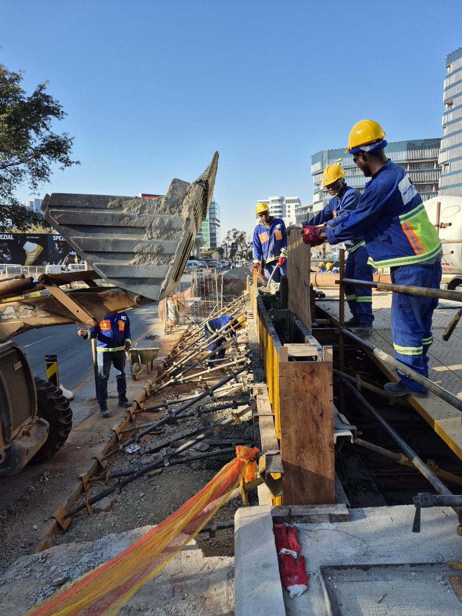 JDA_joburg's tweet image. 🚧 Rea Vaya Phase 1C | Sandton Station Construction Update 🛠️
Work continues at full pace as the construction of the @ReaVayaBus Phase 1C stations progresses in the heart of Sandton! Here’s what’s happening on-site this week:
🔹 Stripping formwork for Ramp 2 walls
🔹…