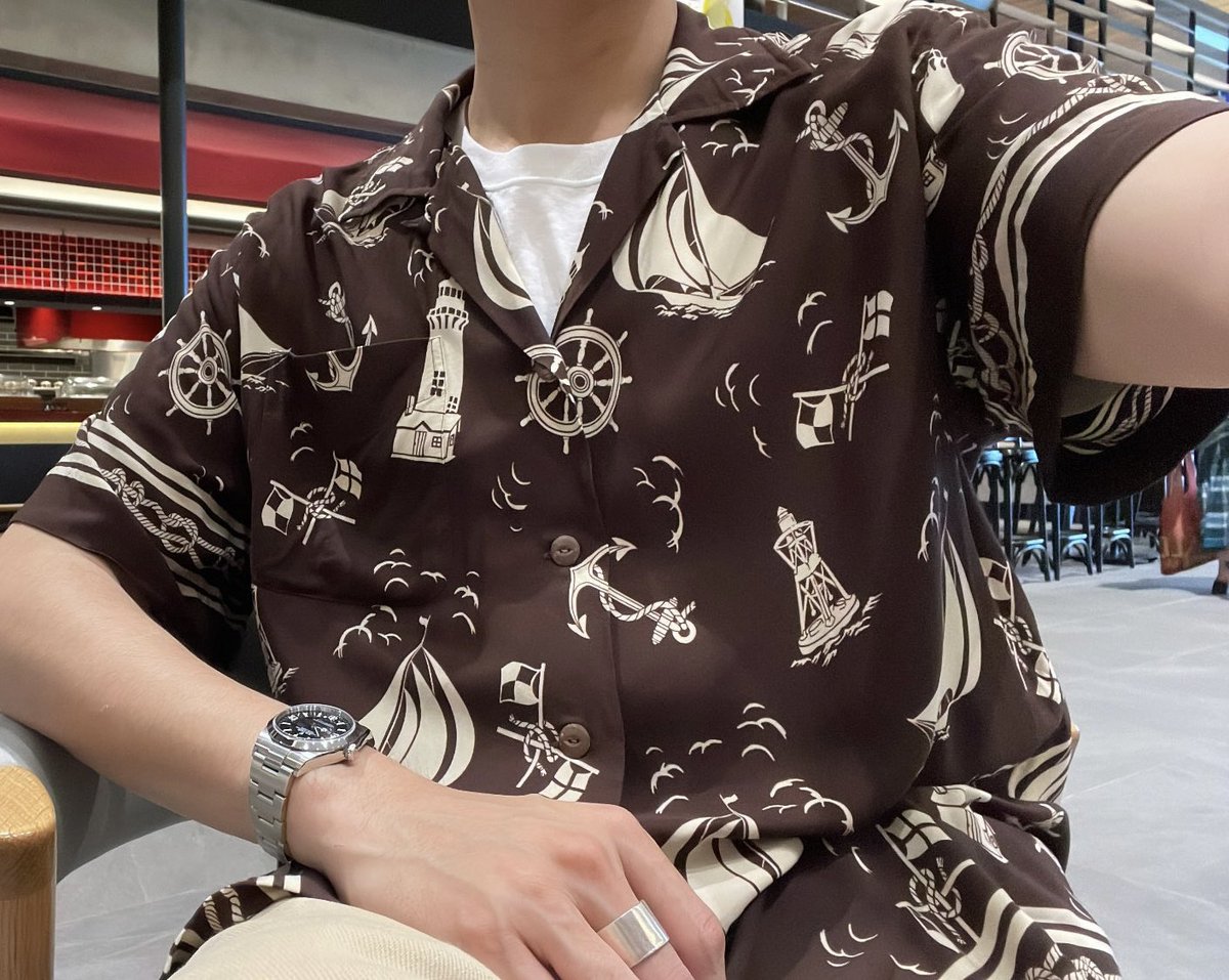 衝動買いしたラルフのレーヨンシャツ、渋いカラーと雰囲気のあるグラフィックのおかげで柄シャツだけど上品なので大変気に入っています。柄合わせもバッチリ👌
