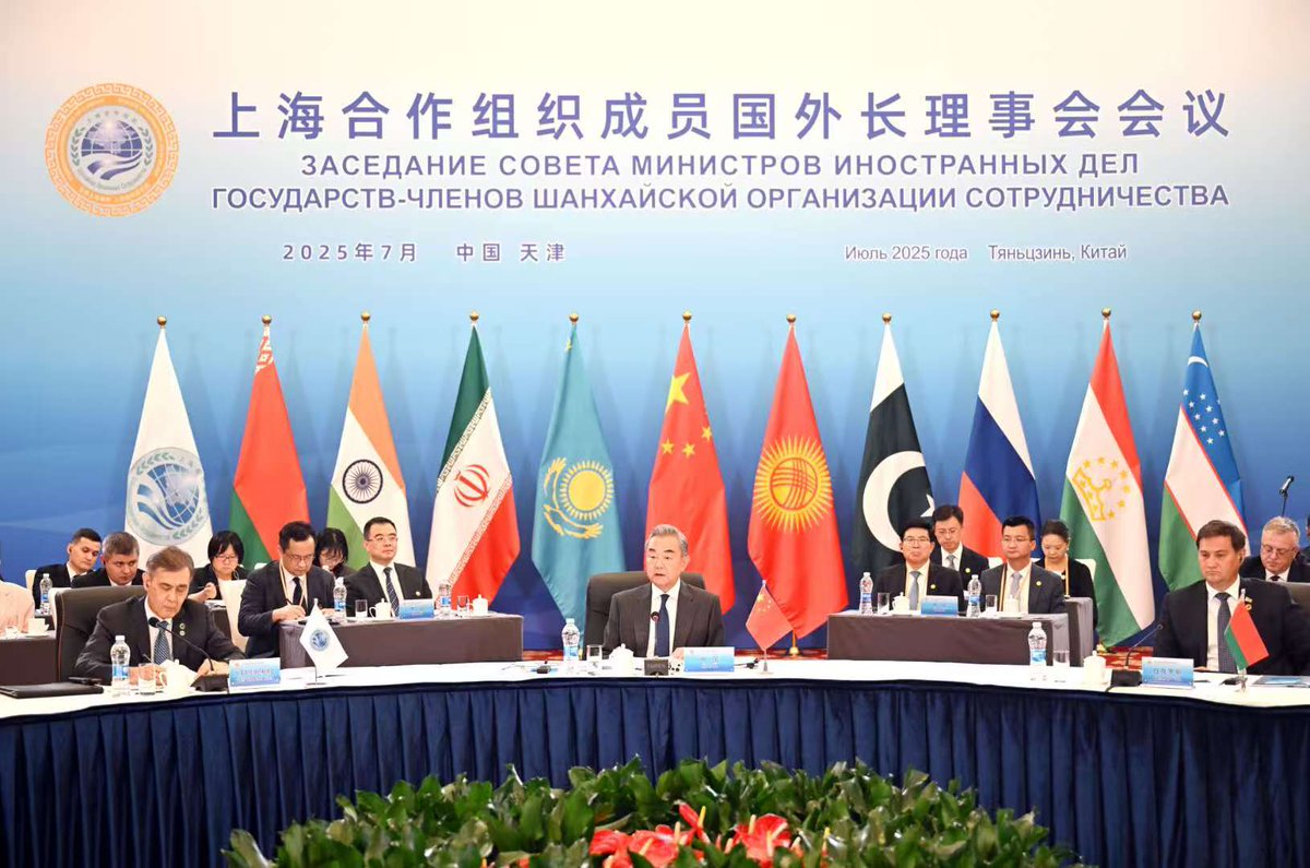 SpoxCHN_LinJian's tweet image. Chinese FM Wang Yi chaired the Meeting of the Council of the Ministers of Foreign Affairs of the SCO Member States in Tianjin, China.
He put forward five proposals for the future development of the Shanghai Cooperation Organization:
1️⃣ Stay true to its founding mission and…