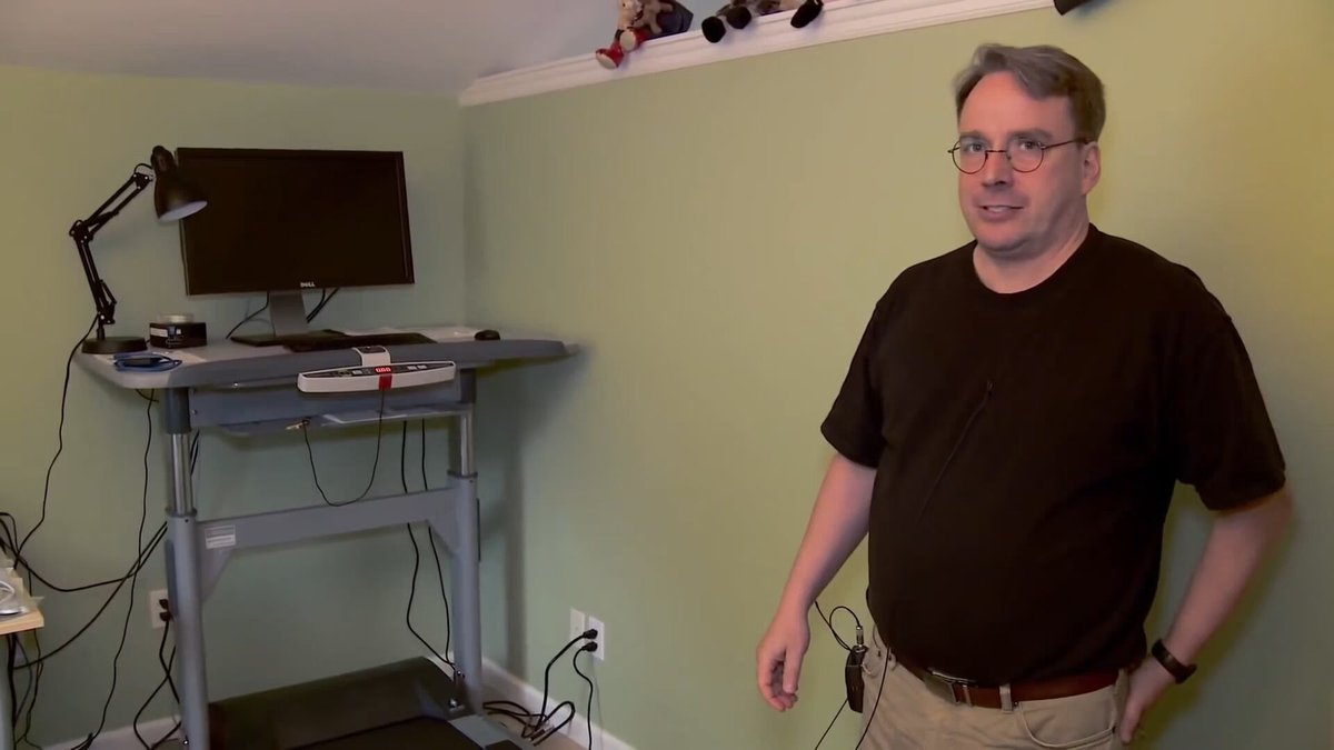 Este es el setup de Linus Torvalds para programar.
Pero tú no puedes sin LEDs, teclado mecánico y dos pantallas.