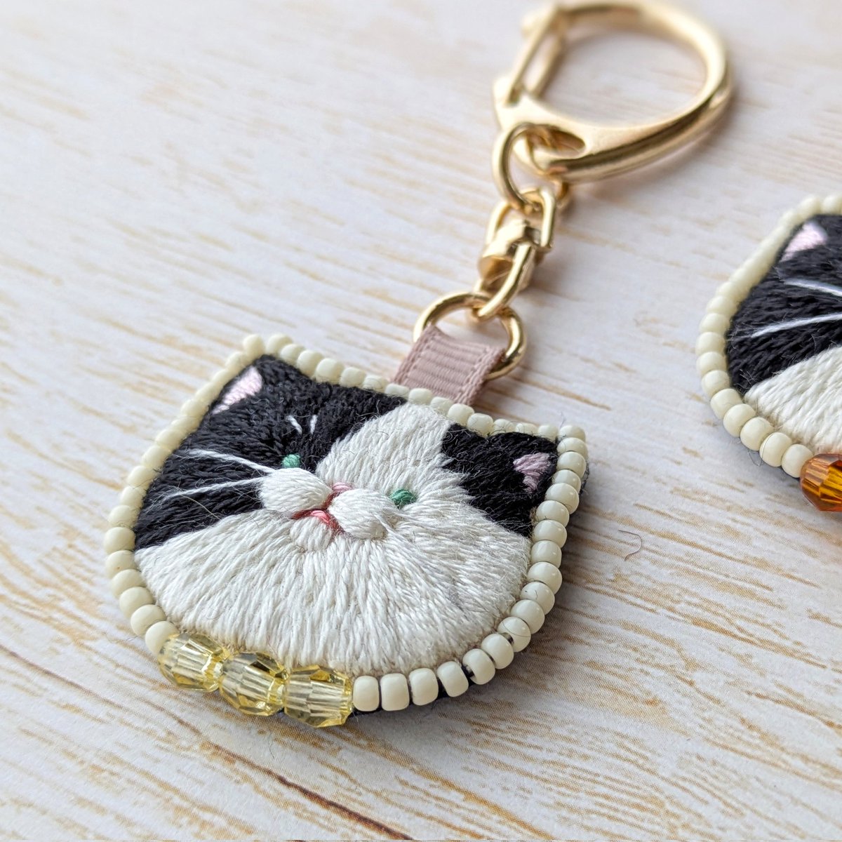 mame85023's tweet image. 白黒猫のキーホルダー🪡
今日発送した委託販売先へお届けしたうちのひとつです
私のこだわりでもあるぷっくりマズルが分かる角度で📸
店内に並んだらまた改めてお知らせしますね☺️