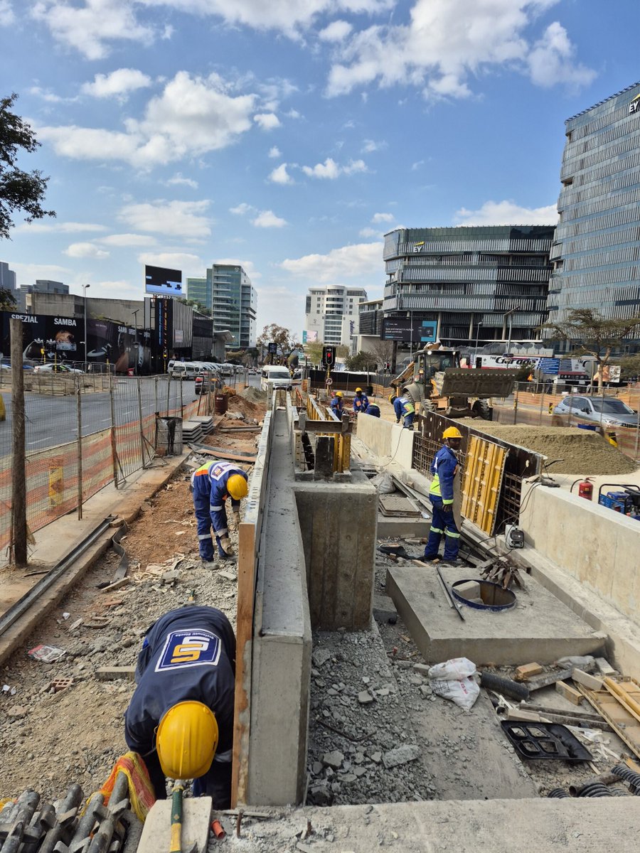 JDA_joburg's tweet image. 🚧 Rea Vaya Phase 1C | Sandton Station Construction Update 🛠️
Work continues at full pace as @ReaVayaBus the construction of the Phase 1C stations progresses in the heart of Sandton! Here’s what’s happening on-site this week:
🔹 Stripping formwork for Ramp 2 walls
🔹…