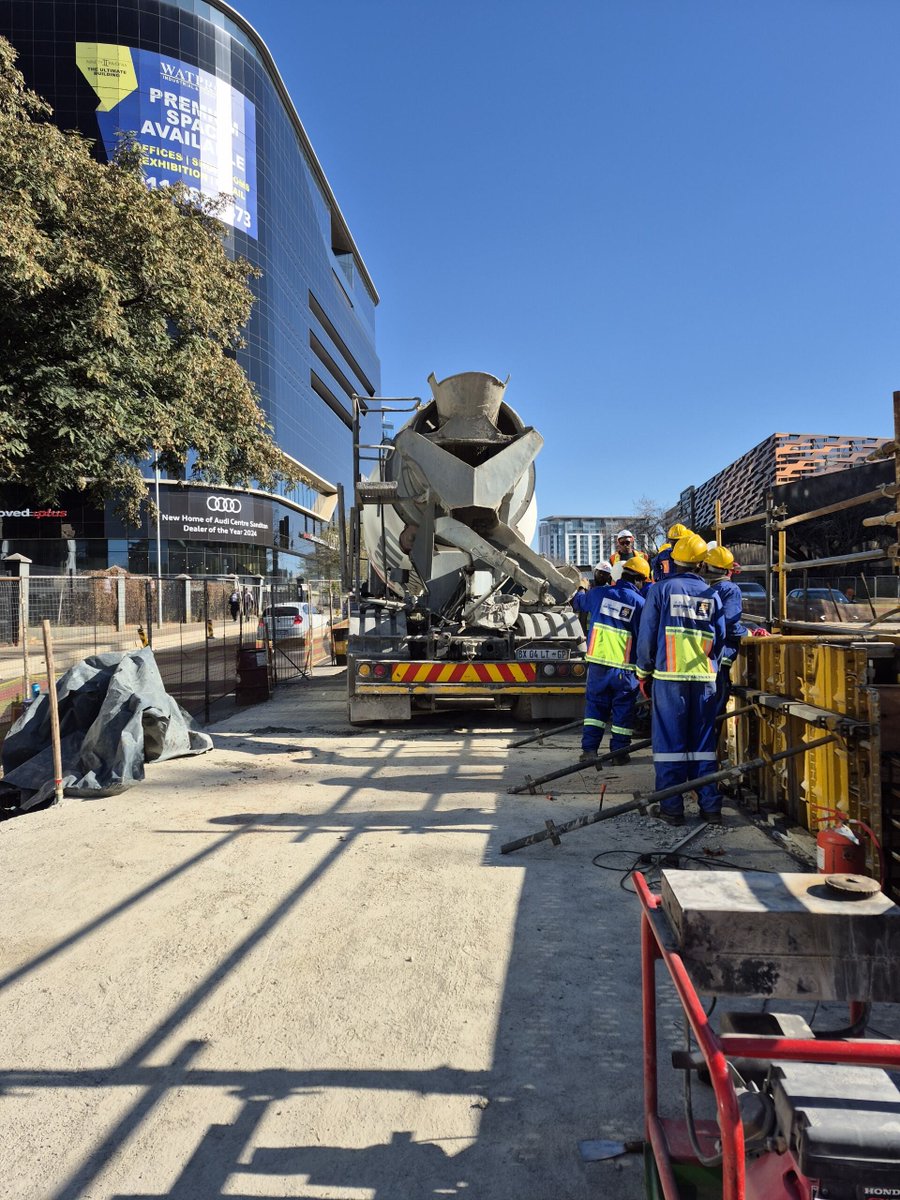 JDA_joburg's tweet image. 🚧 Rea Vaya Phase 1C | Sandton Station Construction Update 🛠️
Work continues at full pace as @ReaVayaBus the construction of the Phase 1C stations progresses in the heart of Sandton! Here’s what’s happening on-site this week:
🔹 Stripping formwork for Ramp 2 walls
🔹…