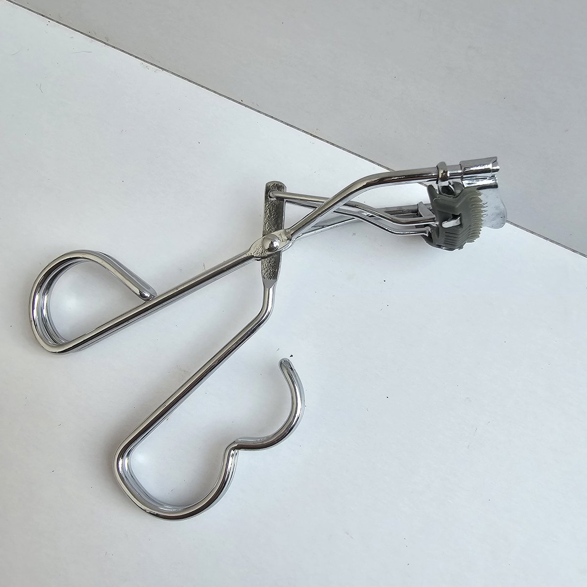 mimintberry's tweet photo. WANT TO SALE - WTS

19) mad for make up eyelash curler

• kok lentik 2.0 (free 2 kotak karet refill)
💵 40k

• kok extra lentik (cuma dicoba 1 kali, no refill dan charm)
💵 50k
t. preloved skincare make up makeup https://t.co/5pFX5k7vdI