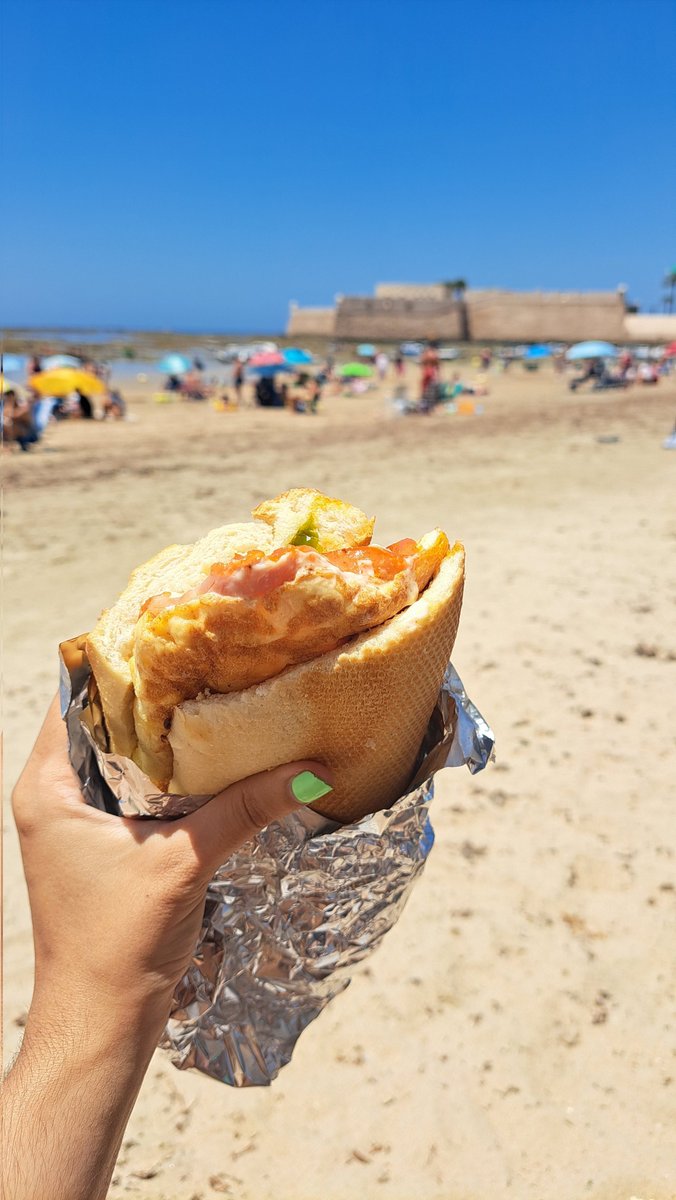 Un día en la Caleta con mis padres, su peaso bocadillo de los patios, mi madre saludando a to el mundo porque ella es influencer de mi barrio, las gaviotas dando por culo...

Y no hace falta más na pa ser feliz