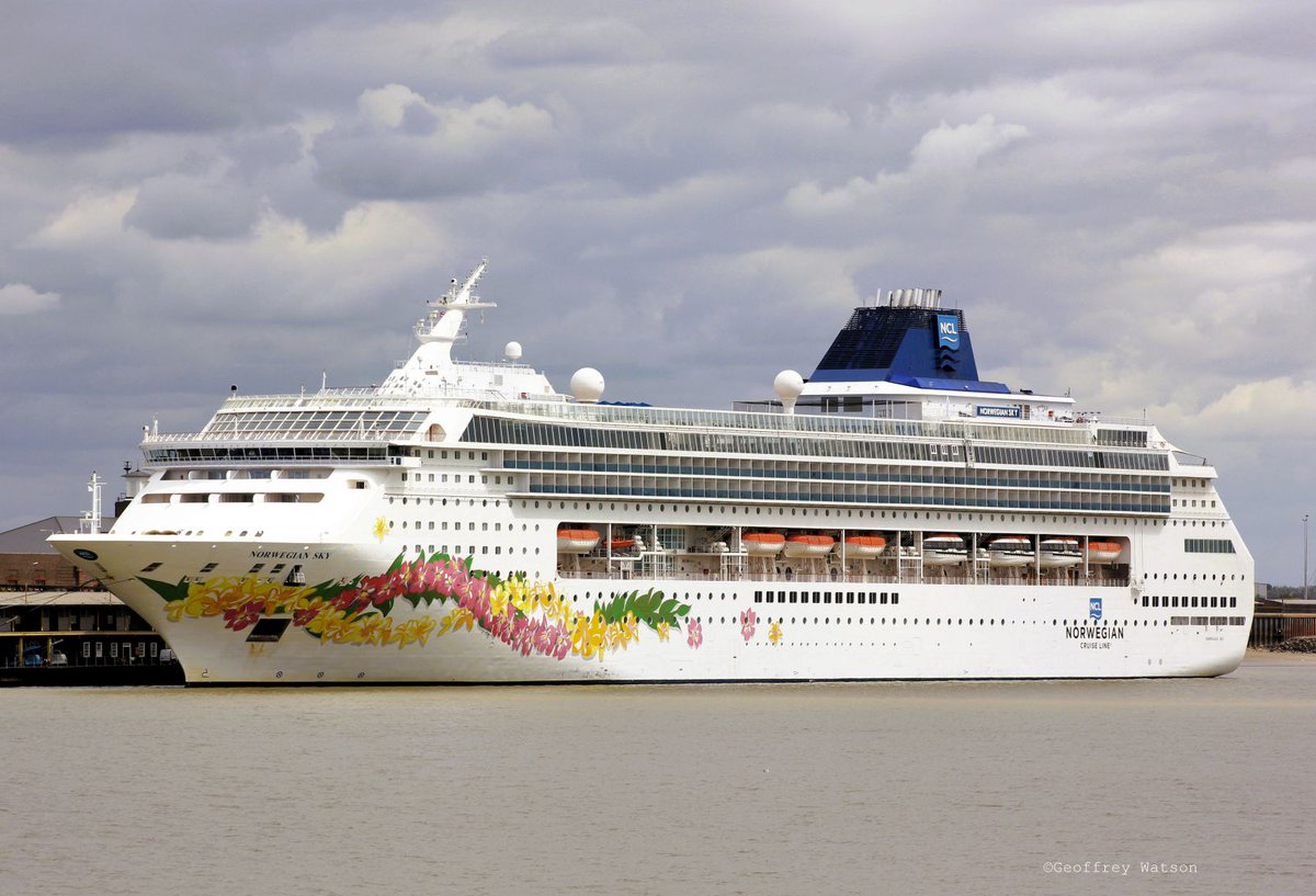 GeoffreyWatson2's tweet image. Norwegian Sky - Tilbury 16/7/25.
Built Germany 1999.
77,104GT
IMO 9128532
Former name - Pride of Aloha