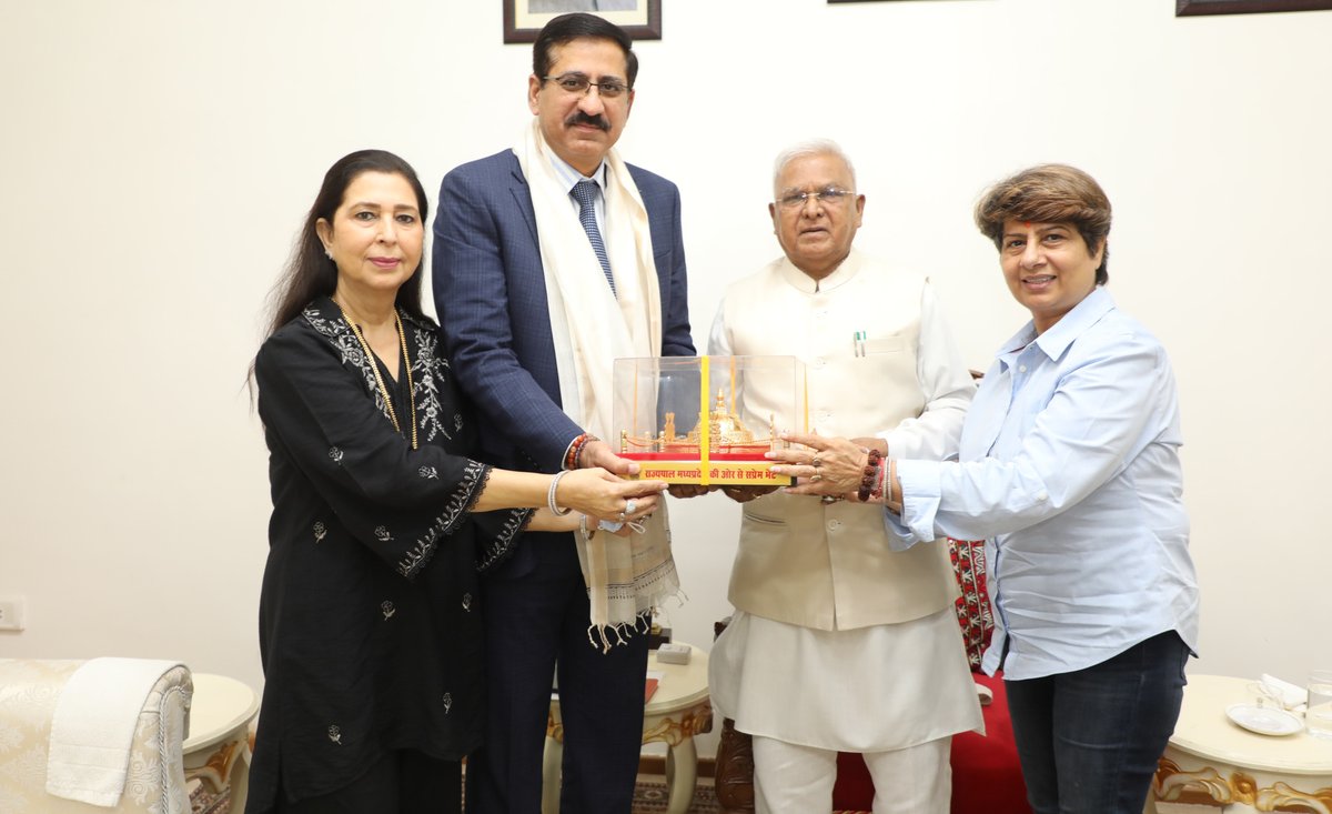 राज्यपाल श्री मंगुभाई पटेल ने मध्यप्रदेश उच्च न्यायालय के मनोनीत मुख्य न्यायाधिपति न्यायमूर्ति श्री संजीव सचदेवा का अंगवस्त्र एवं स्मृति चिन्ह भेंट कर राजभवन में स्वागत किया।