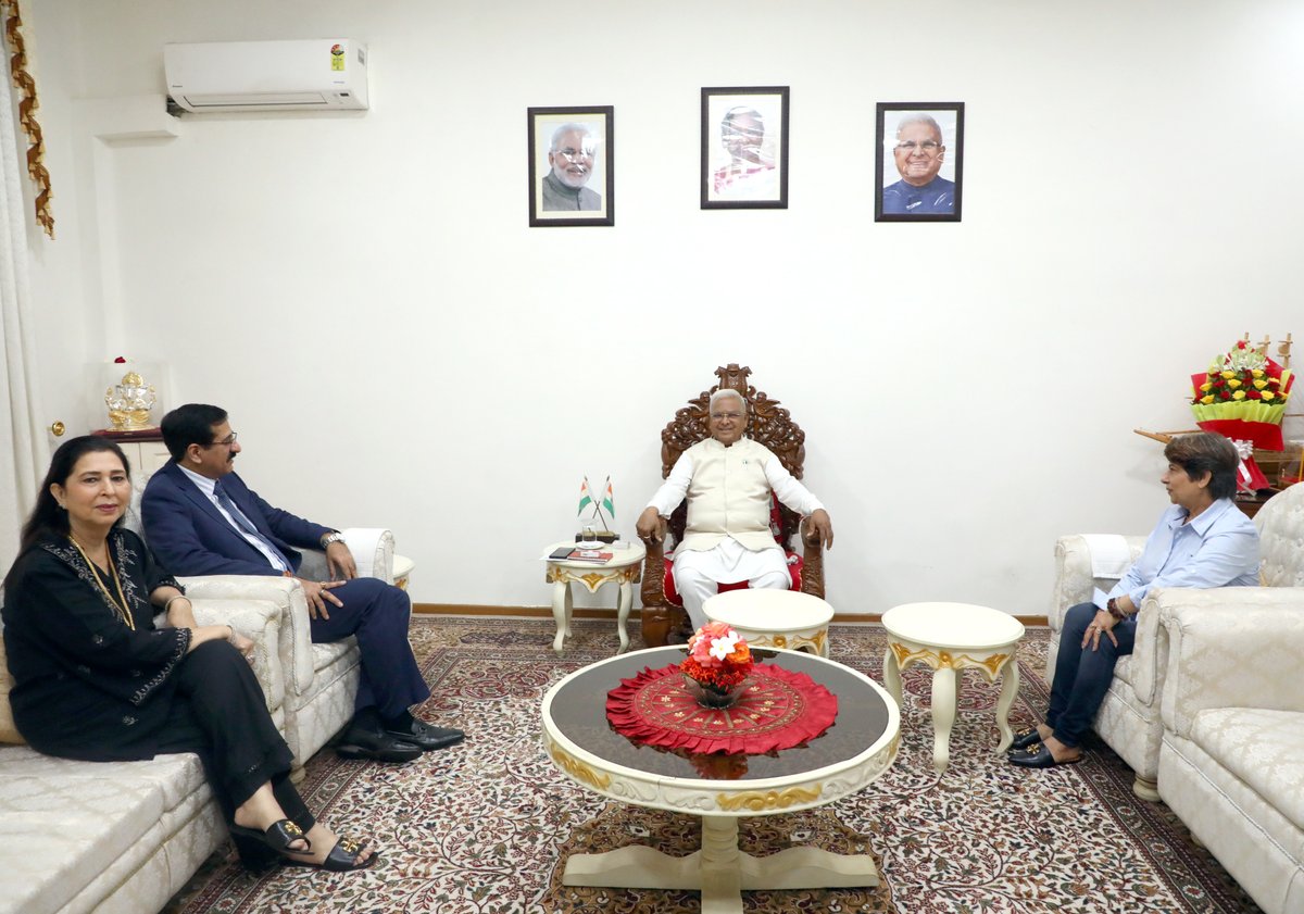 राज्यपाल श्री मंगुभाई पटेल से मध्यप्रदेश उच्च न्यायालय के मनोनीत मुख्य न्यायाधिपति न्यायमूर्ति श्री संजीव सचदेवा ने आज राजभवन में सपरिवार शिष्टाचार भेंट की।