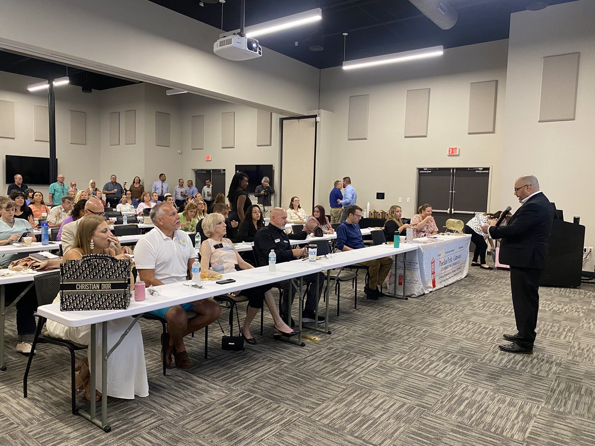 LindsayCrossFL's tweet image. Great to be in #PinellasPark for the #chamberbreakfast; scholarships were awarded & we discussed the upcoming backpack drive. I was happy to share a session recap, incl the $750,000 appropriation for the city to prevent flooding, property damage and health risks from hurricanes.
