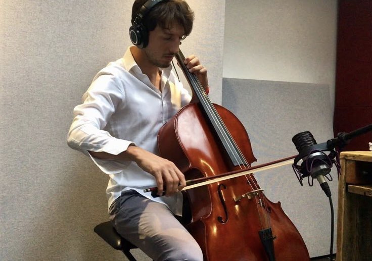 映画音楽の録音中、自分でチェロを演奏しています。やっぱり生の楽器って、音楽に命を吹き込んでくれるんですよね。

人の手で奏でるニュアンスやタッチが、音に人間らしさを与えてくれると思ってます。

#作曲家 #映画音楽 #レコーディング