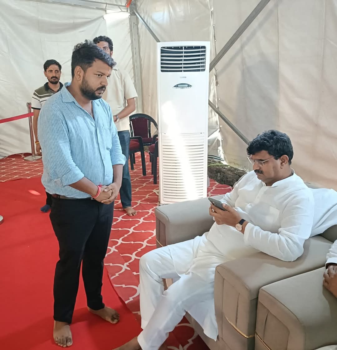 sumit21041996's tweet photo. भारतीय जनता पार्टी, उत्तर प्रदेश के मा० प्रदेश महामंत्री (संगठन) आदरणीय श्री @idharampalsingh जी भाईसाहब की पूज्यनीय माताजी के दुःखद निधन पर जनपद बिजनौर के ग्रामसभा हुरनगला, नगीना स्थित उनके पैतृक आवास पहुंचकर श्रद्धासुमन अर्पित किया।

@BJP4UP 
@BJP4India https://t.co/15BJZiQqwB